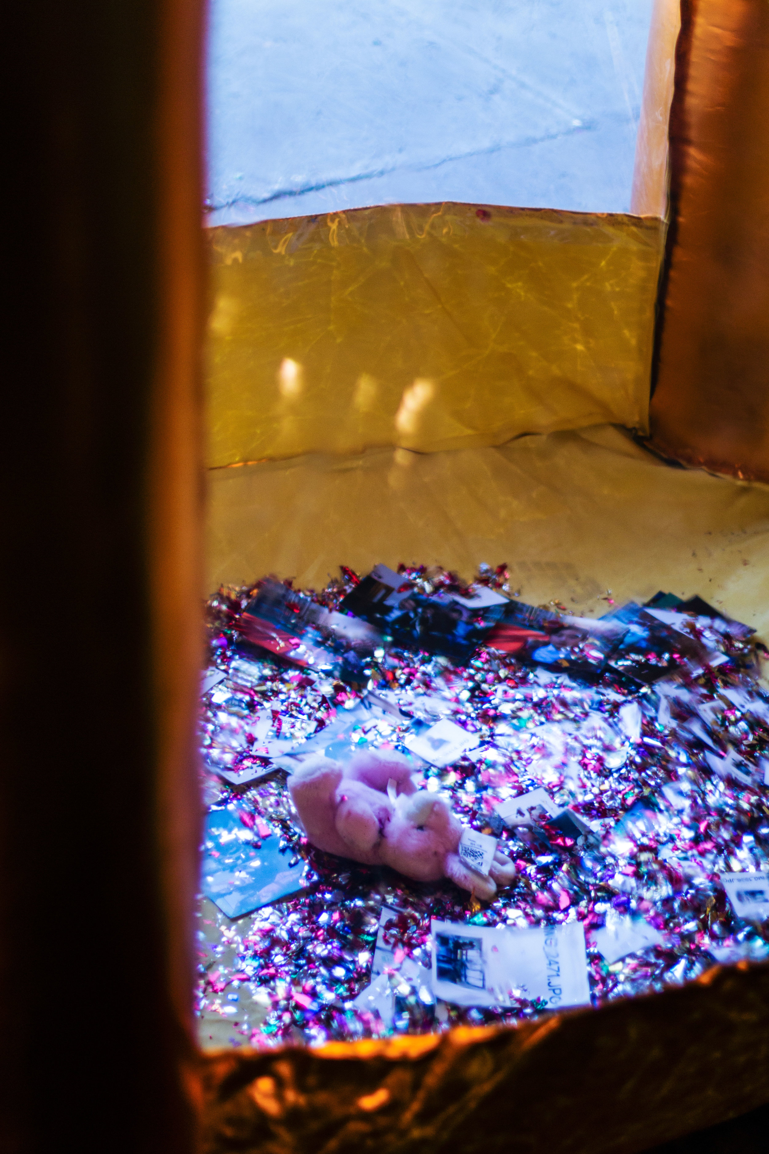 Qinmin Liu’s “Dream Dia #1” is at once appealing and revolting– a glittering, noisy carnival attraction seemingly plucked from a street fair and placed in the entranceway of the gallery.