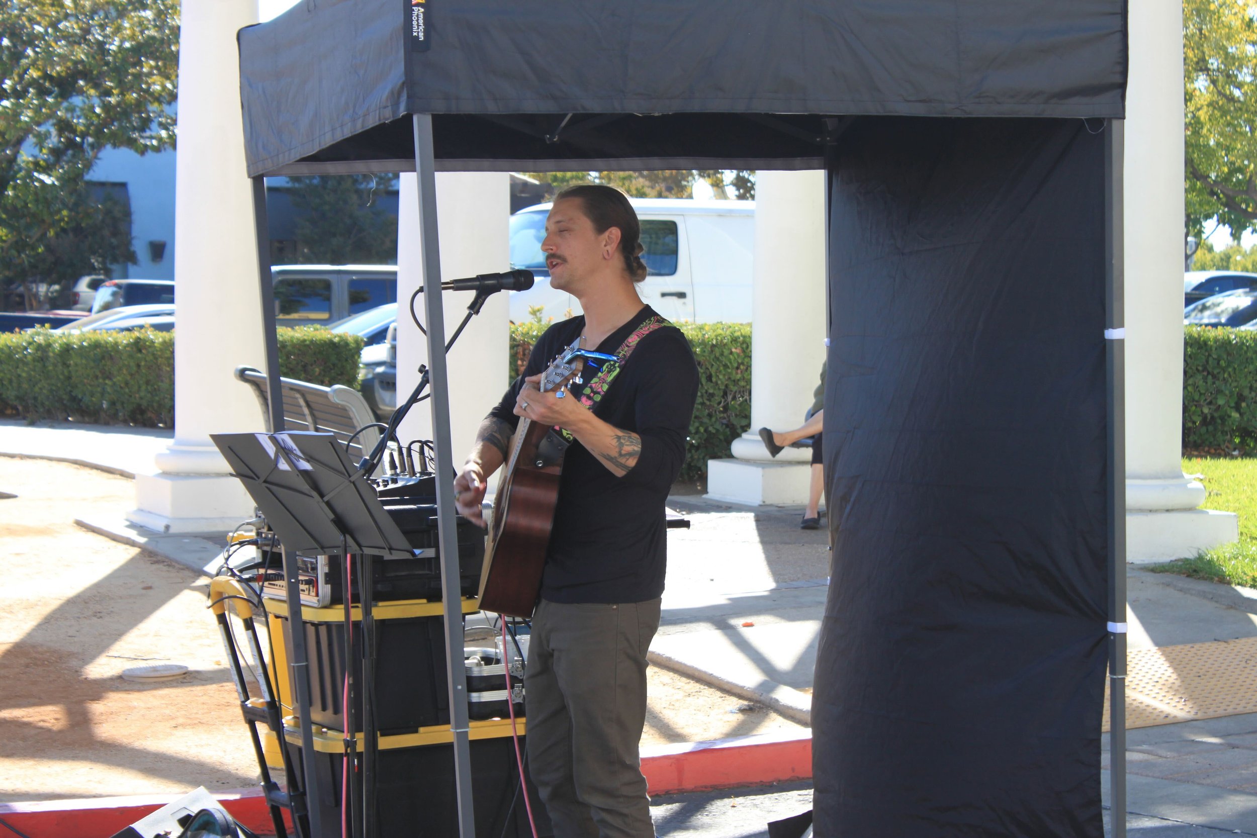  A soulful serenade fills the air as a talented guitarist strums through the farmers' market, adding a musical touch to the vibrant atmosphere of fresh produce and community spirit. Photo by Jess Rodrigo 