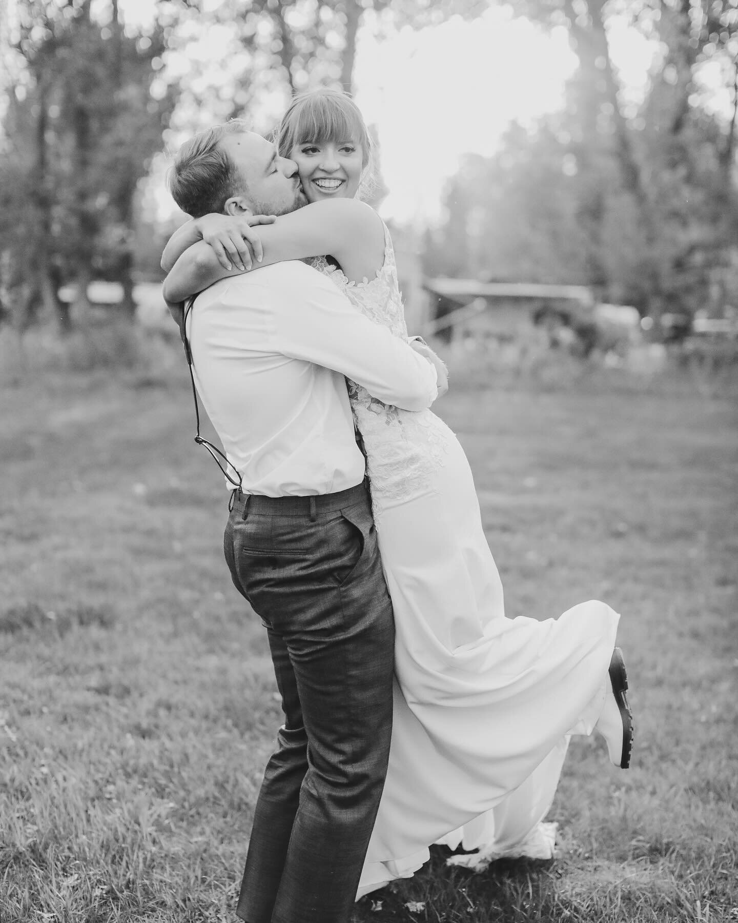 Happy Valentine&rsquo;s Day &hearts;️ I hope you&rsquo;ve felt extra loved today! 🫶🏻
.
.
.
#yycphotographer #calgaryweddingphotography #yycweddingphotographer  #yycweddings #calgarybride #weddinginspo #wedcalgary #yycengagement #calgaryengagement #