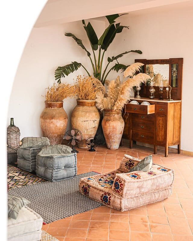 More interior love from @principedisalina. I need some of those antique terracotta jars in my life but I yet to find a place that sells them at a reasonable price 🏺🏺🏺. #mappingsicily