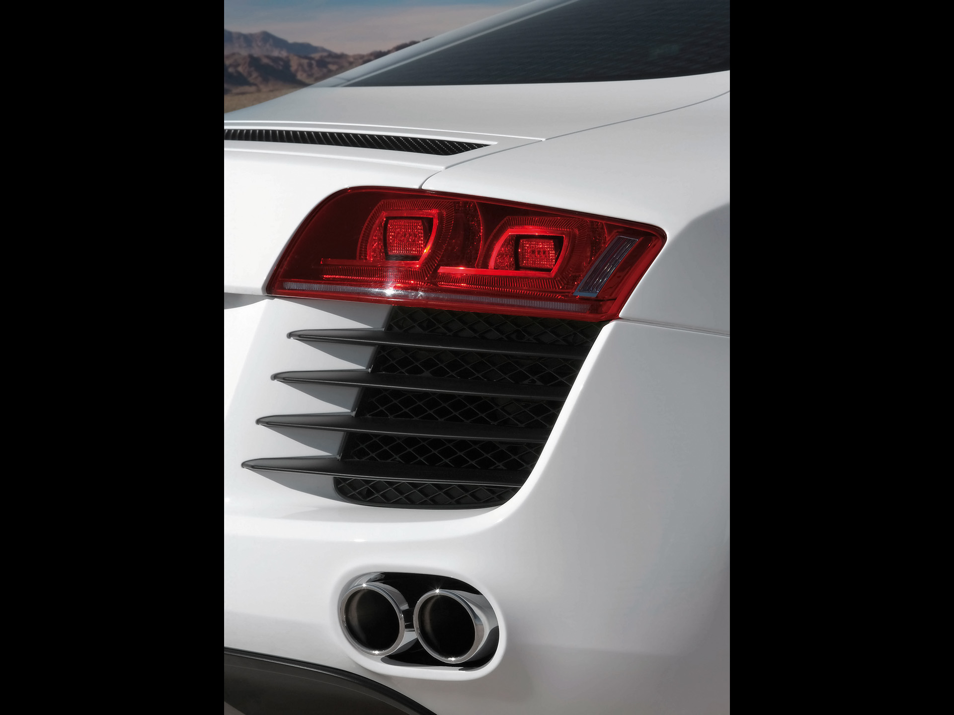 2007-Audi-R8-Rear-Light-And-Tail-Pipes-1920x1440.jpg