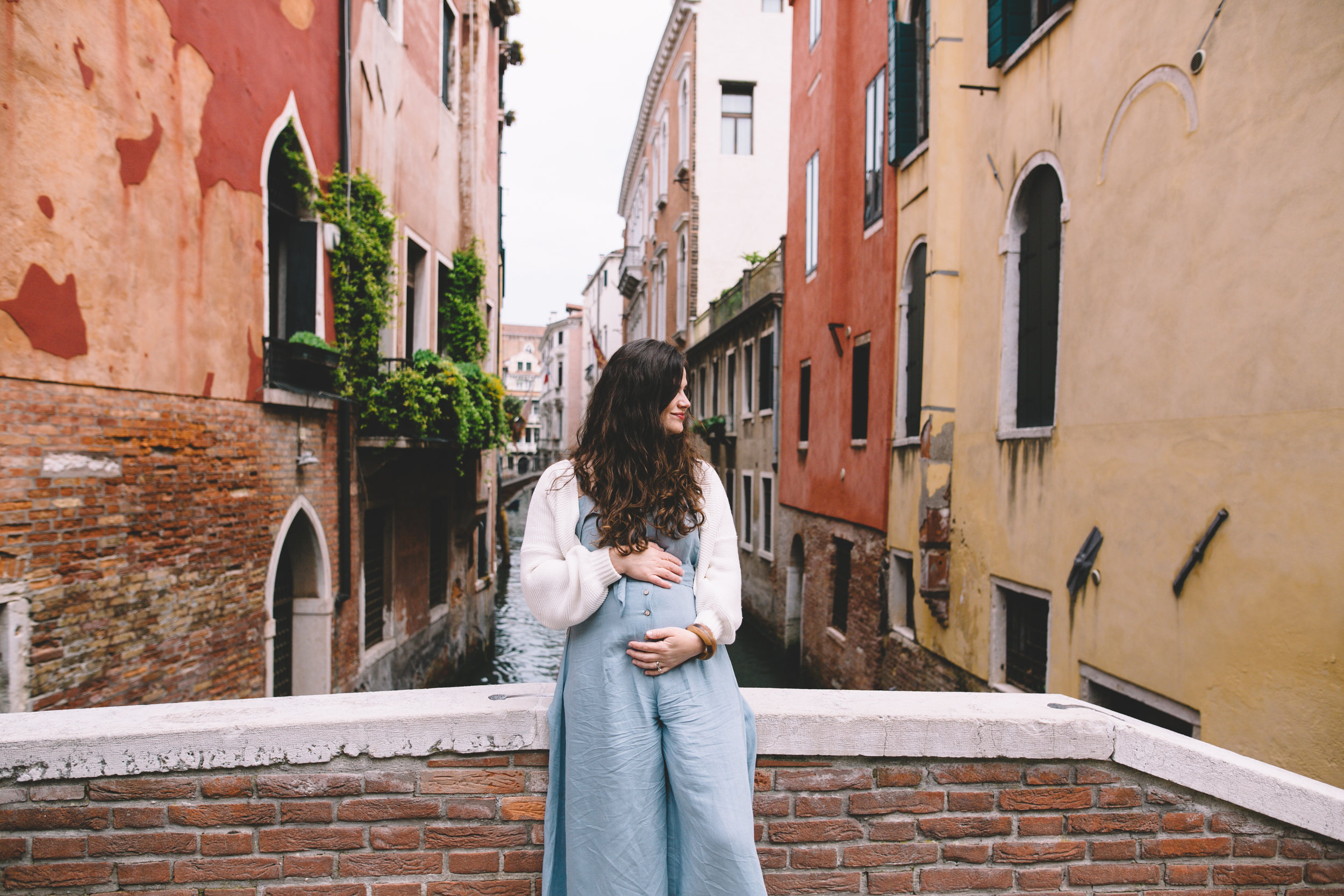 Blog Venice Italy Canals Maternity Photos (8 of 9).jpg