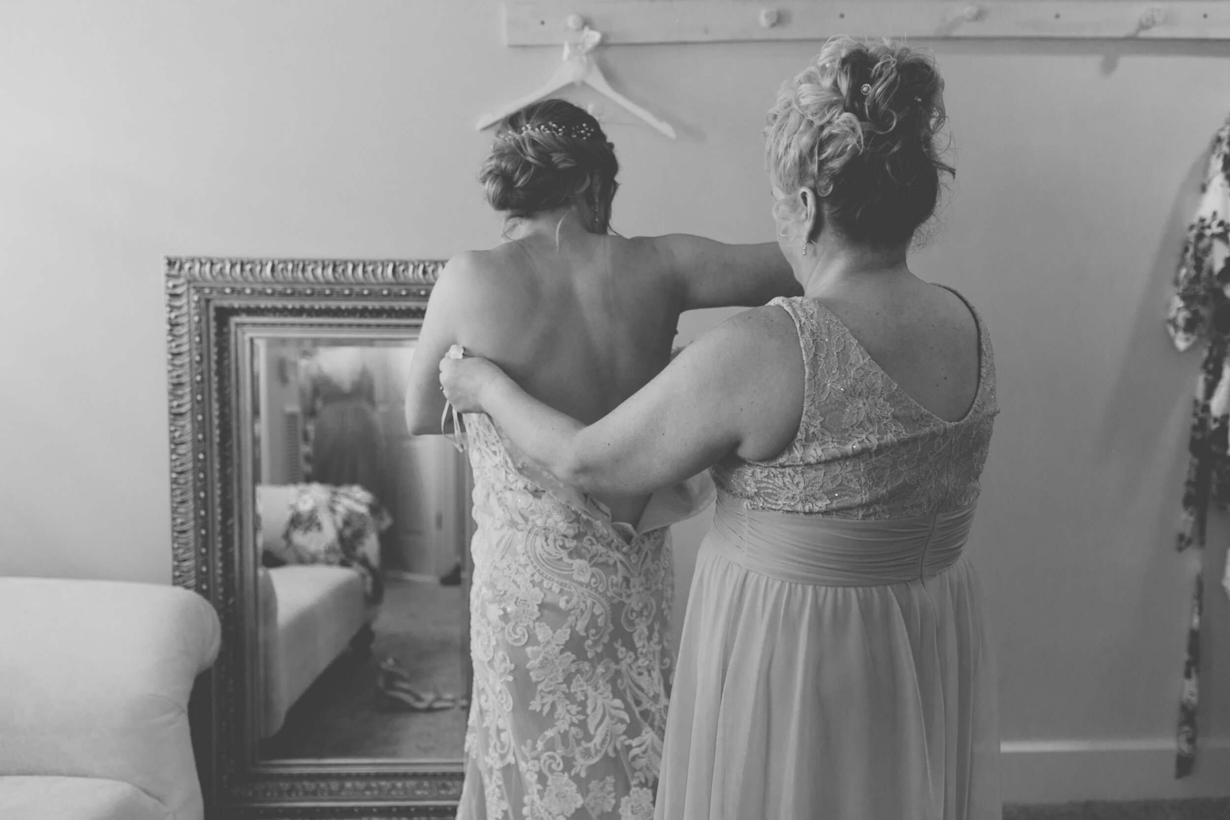 Bride Getting Ready Photos Indiana (30 of 38).jpg