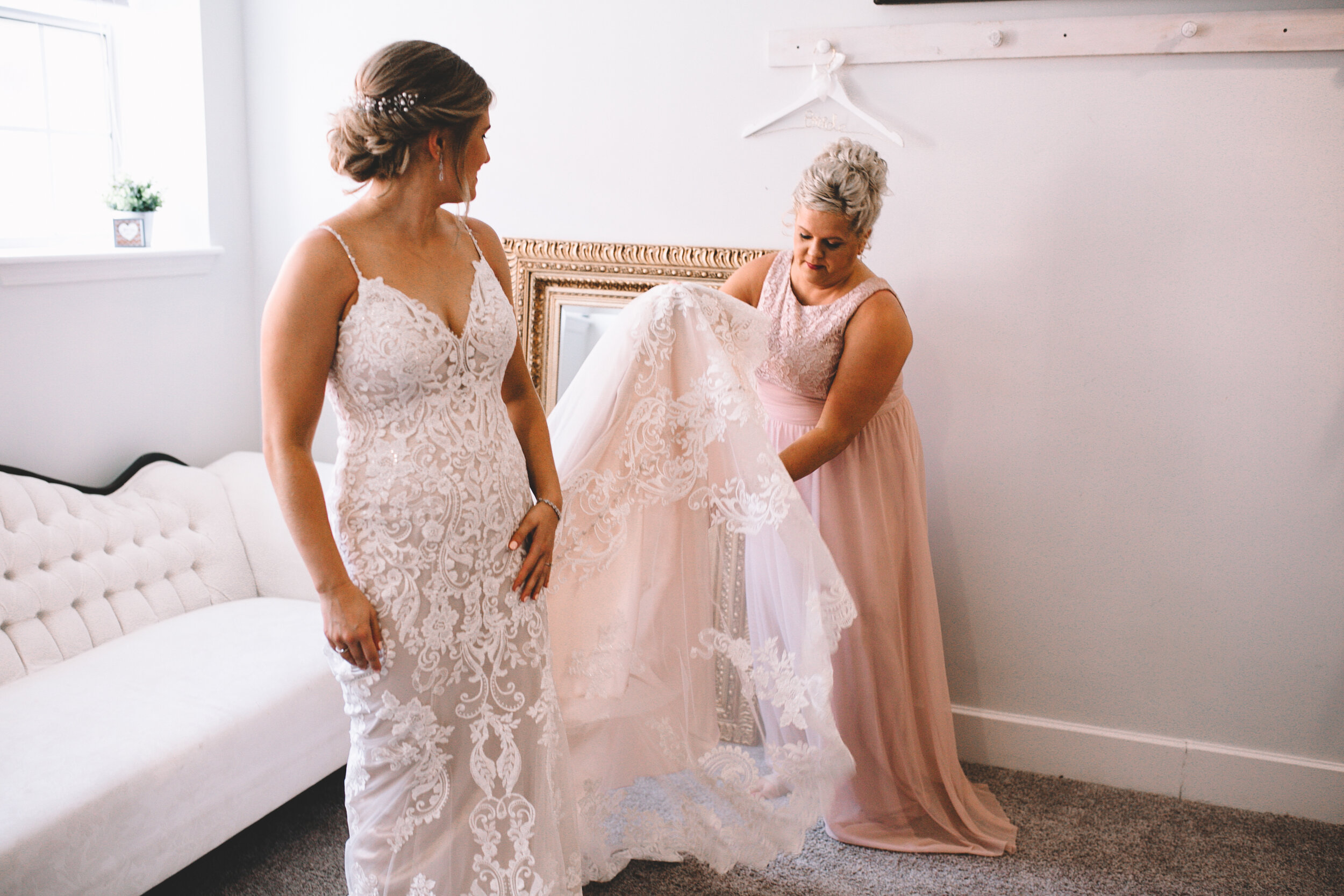 Bride Getting Ready Photos Indiana (34 of 38).jpg