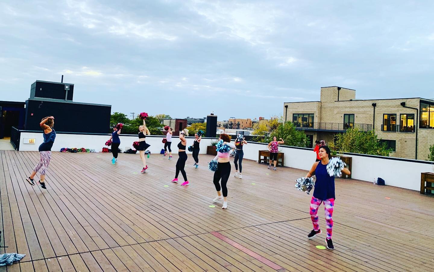 Just gonna keep posting pics of our rooftop time together ❤️❤️❤️ We had to postpone our last Sunday class due to rain and now have a couple slots open for next week... can you come? Message us and we&rsquo;ll send you the link! #chicagooutdoorfitness