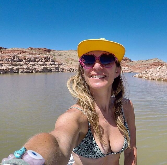 Happy Place - on the water in the desert, finding joy where I can🌵🌞 #lakepowell #canyoncountry #visitutah.
.
.
.
.
.
.
.
 #optoutside #rei1440project #theoutbound #exploremore  #mytinyatlas #freshairandfreedom 
#getoutside #desertlife #in2nature #k