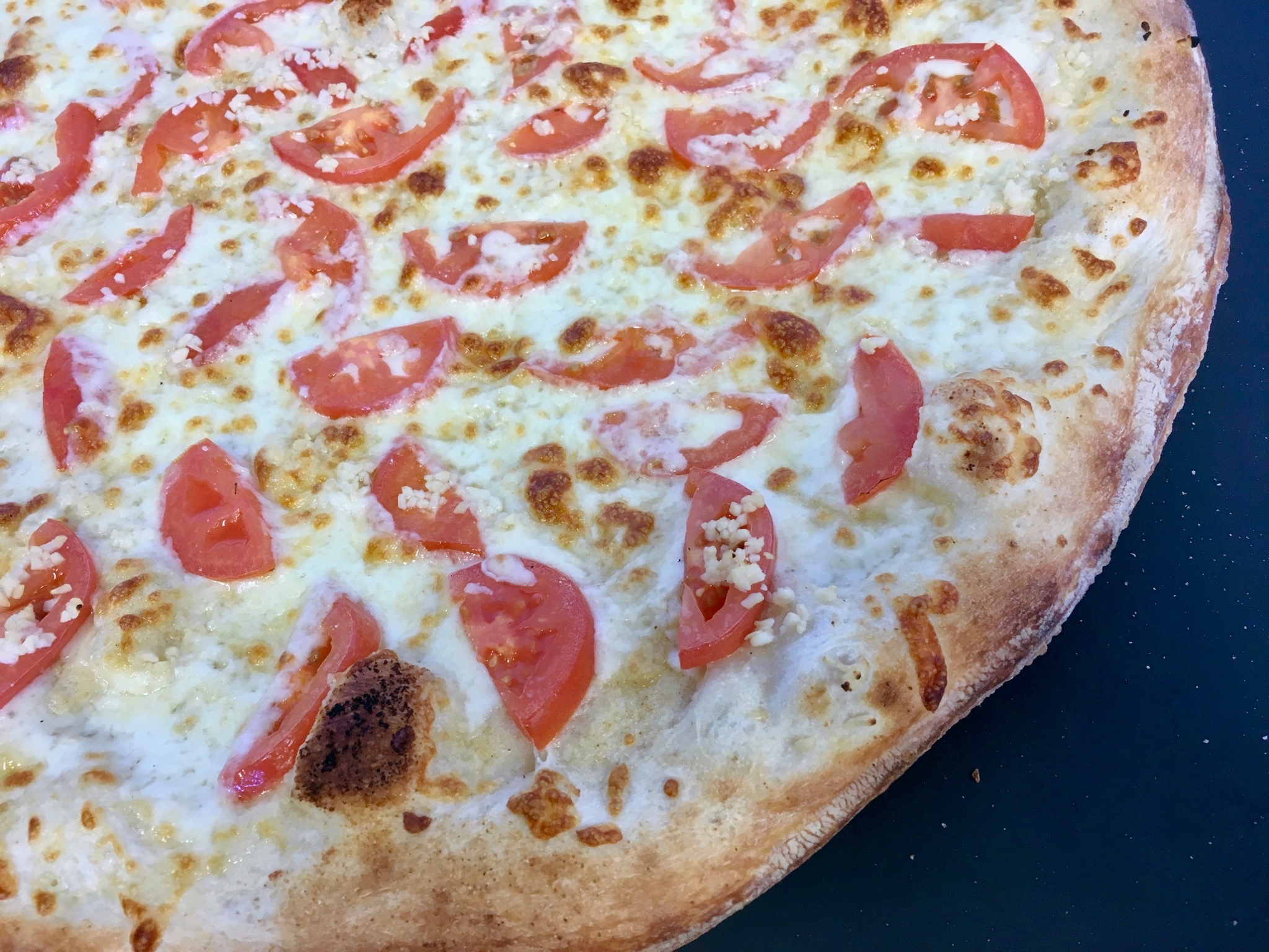 Fresh Tomatoes & Garlic Pizza