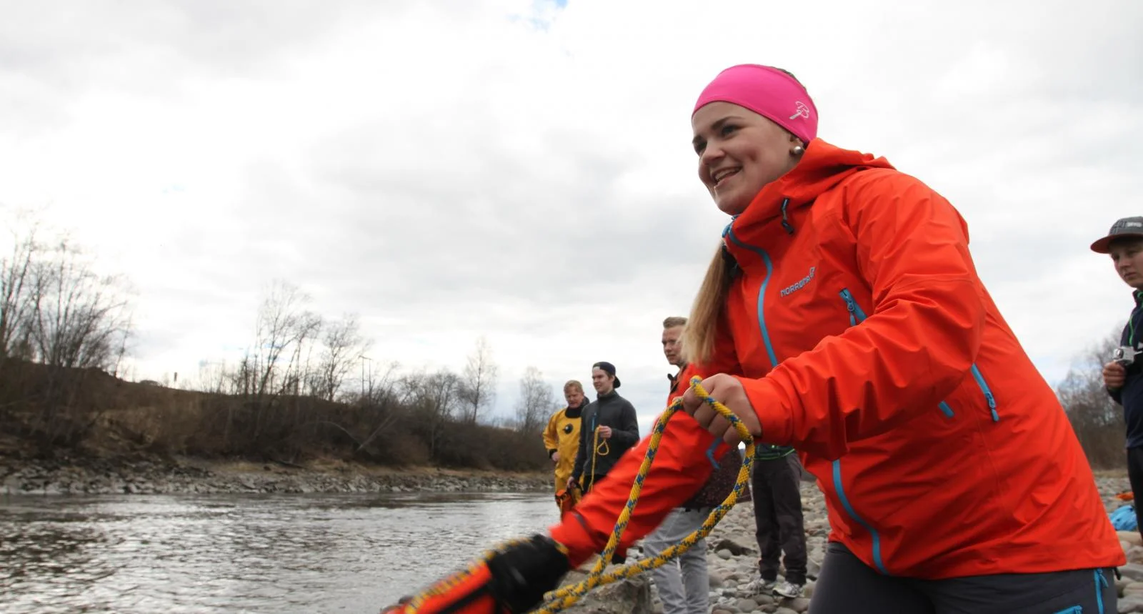Lakseambassadør Johanne Nikolaisen fra Altaelva svinger livlina under ambassadørtreffet i Stjørdalselva.