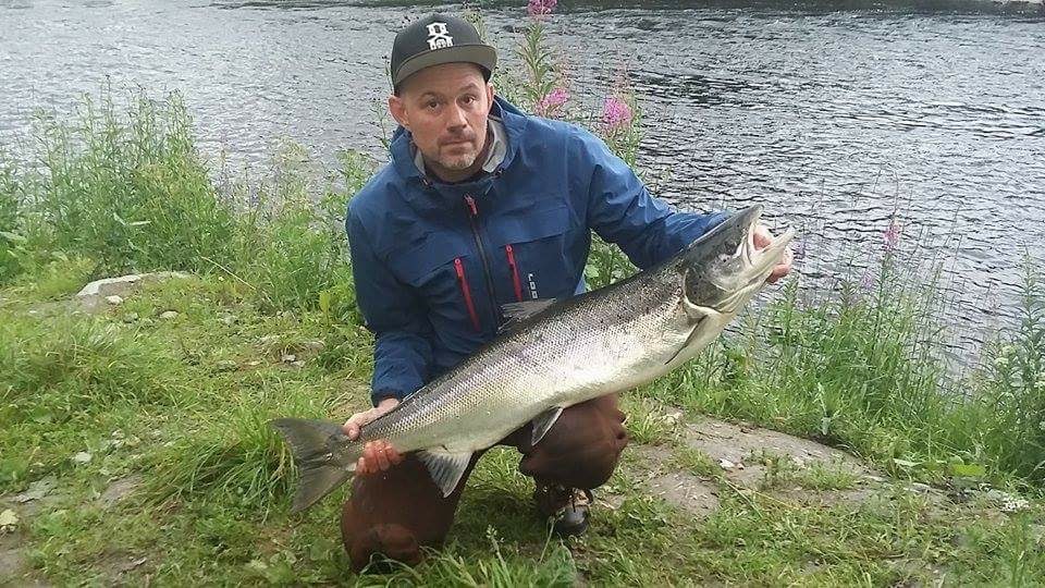 Niklas med sin største laks hittil her på Hembre og Fuldseth.