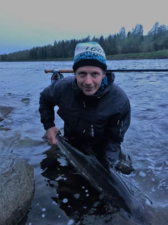 Christer med første laks på land, trakk Fuldseth fra kl 24.00. 100 cm 9,8 kg. Foto: Hajas