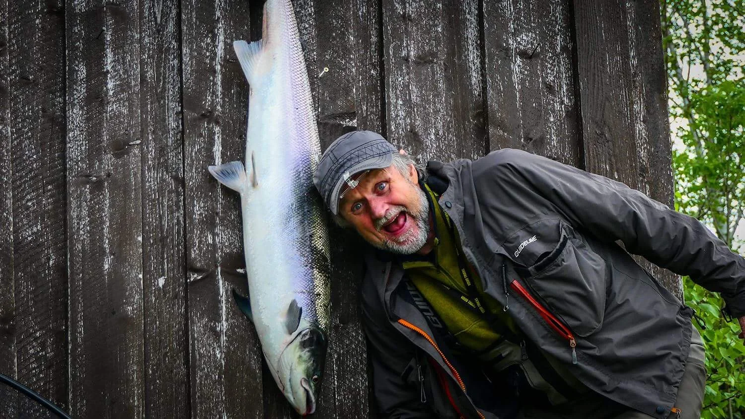 2 glade lakser på Fuldseth. Thomas Larsen med hittil største, 101 cm 11 kg. Foto: Jon Erlend Sundnes.