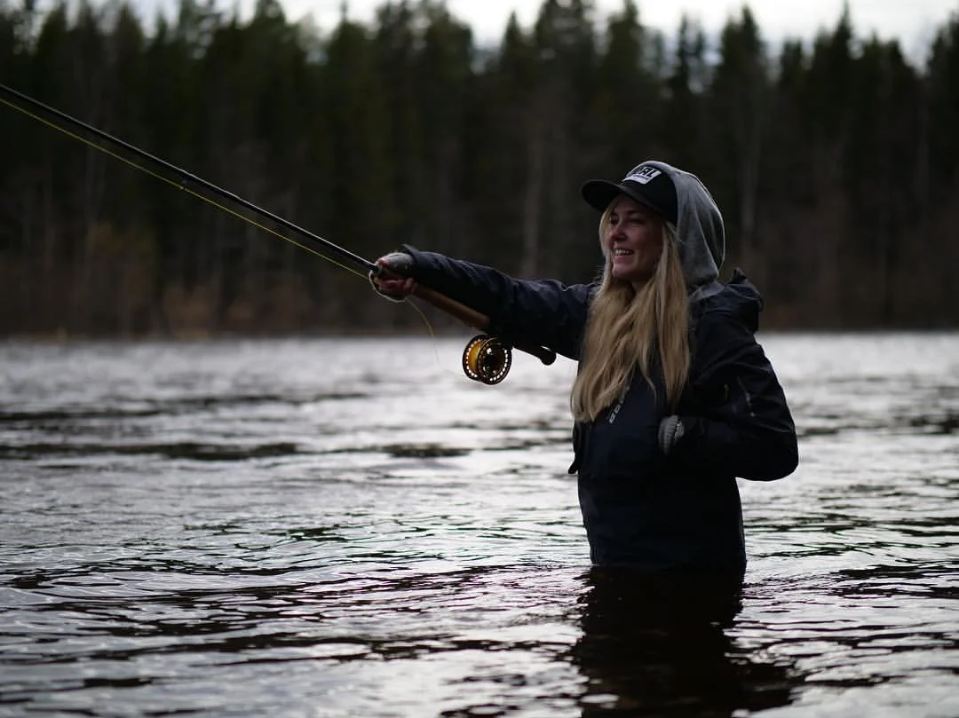 Emilie Björkman kommer også. Fisker og bistår med sine kunnskaper på laksefiske.
