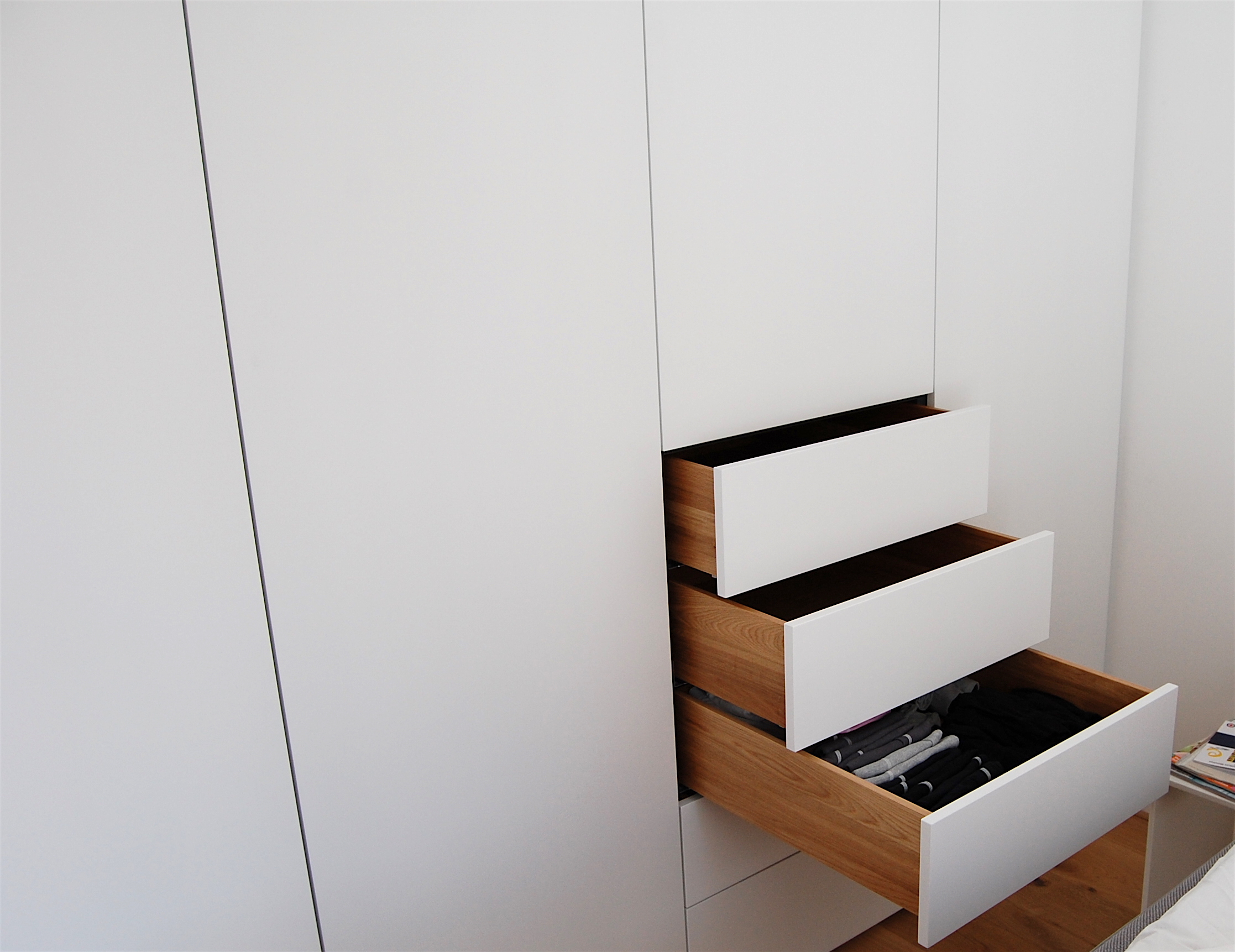 The white wash wardrobe allows the Oak wood side panels to shine.