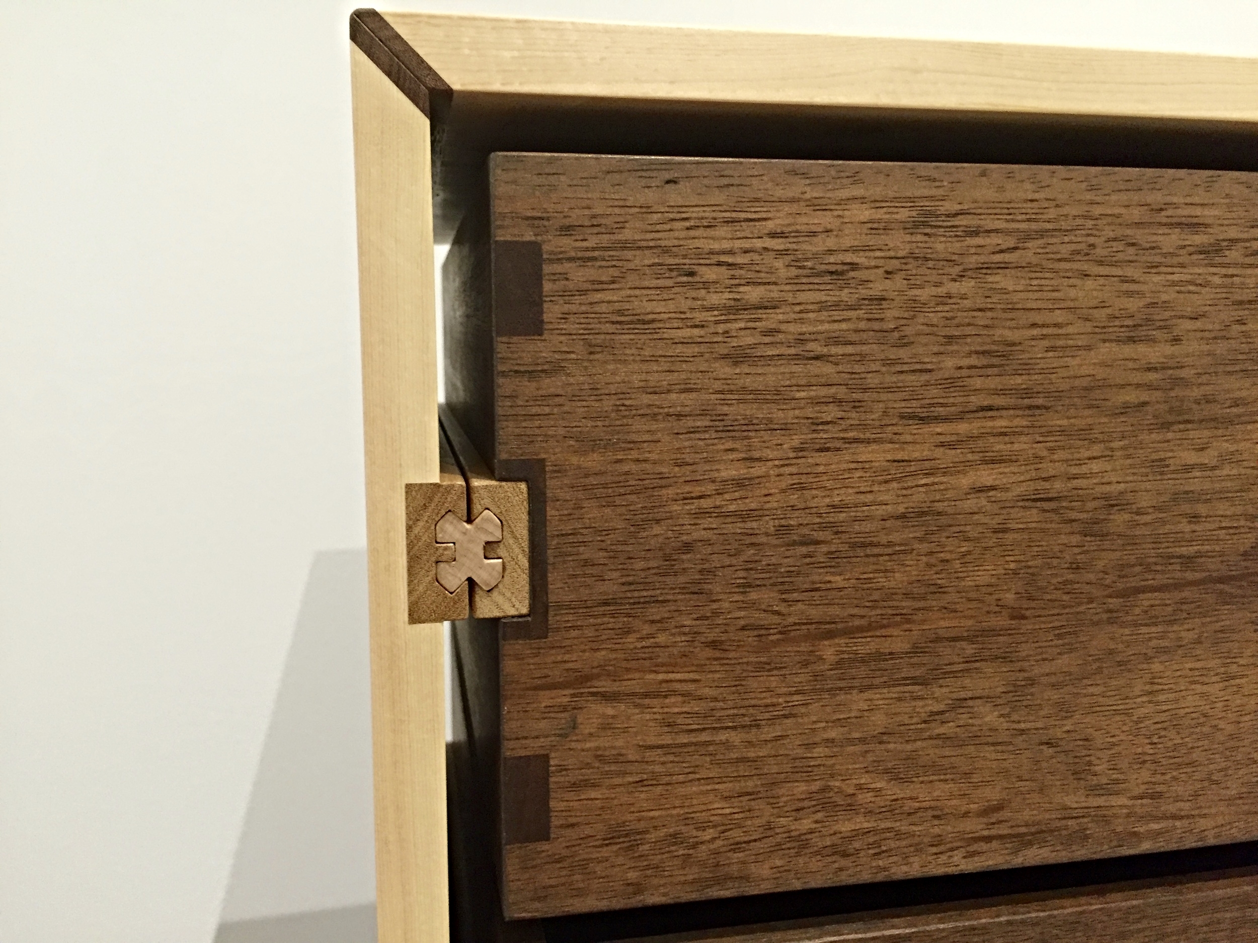 The "hanging" drawer carcass shows off the shape of the Kulissenfü hrung.