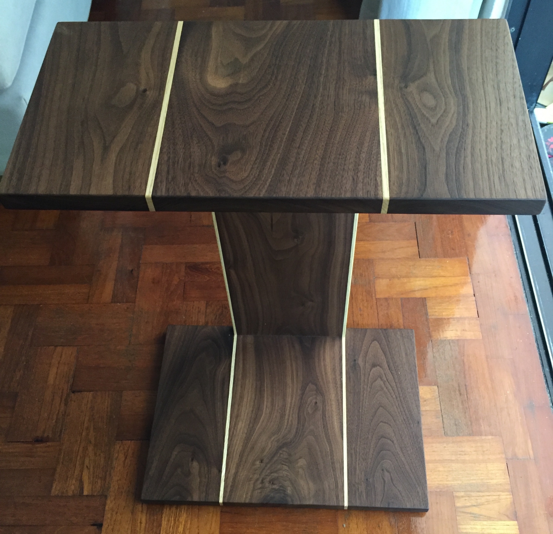 Bringing out the best of the Walnut wood grain with the Ash wood strip.