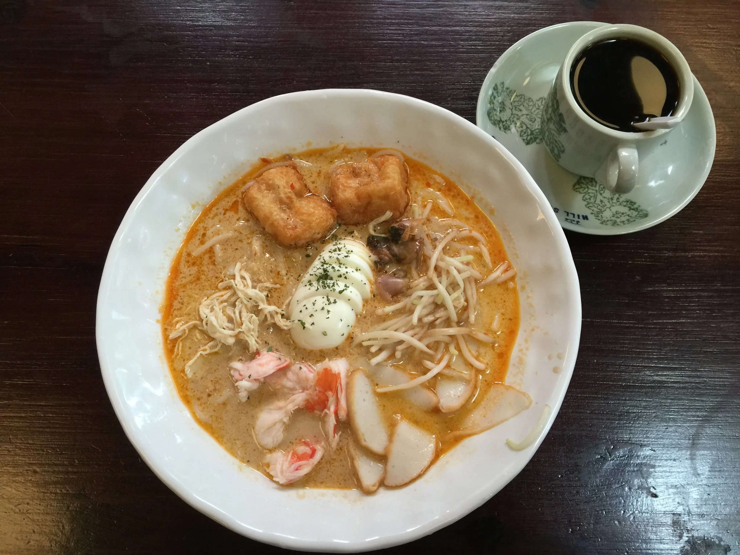 Local Food and the KAMPONG GLAM DISTRICT The noodle dish pictured above is called Laska, and it is divine. If you're looking to eating local specialties in Singapore, it's certainly where I would start, and the Kampong Glam district is a great place to start looking for great food in the city. It's a bit out of the way of the main attractions, but has a lot of authentic local flavor (pun intended), a gorgeous mosque, and a ton of international options as well. It was described to me as a local hangout by several people I met while exploring the city, and did not disappoint when going out to explore during the weekend.
