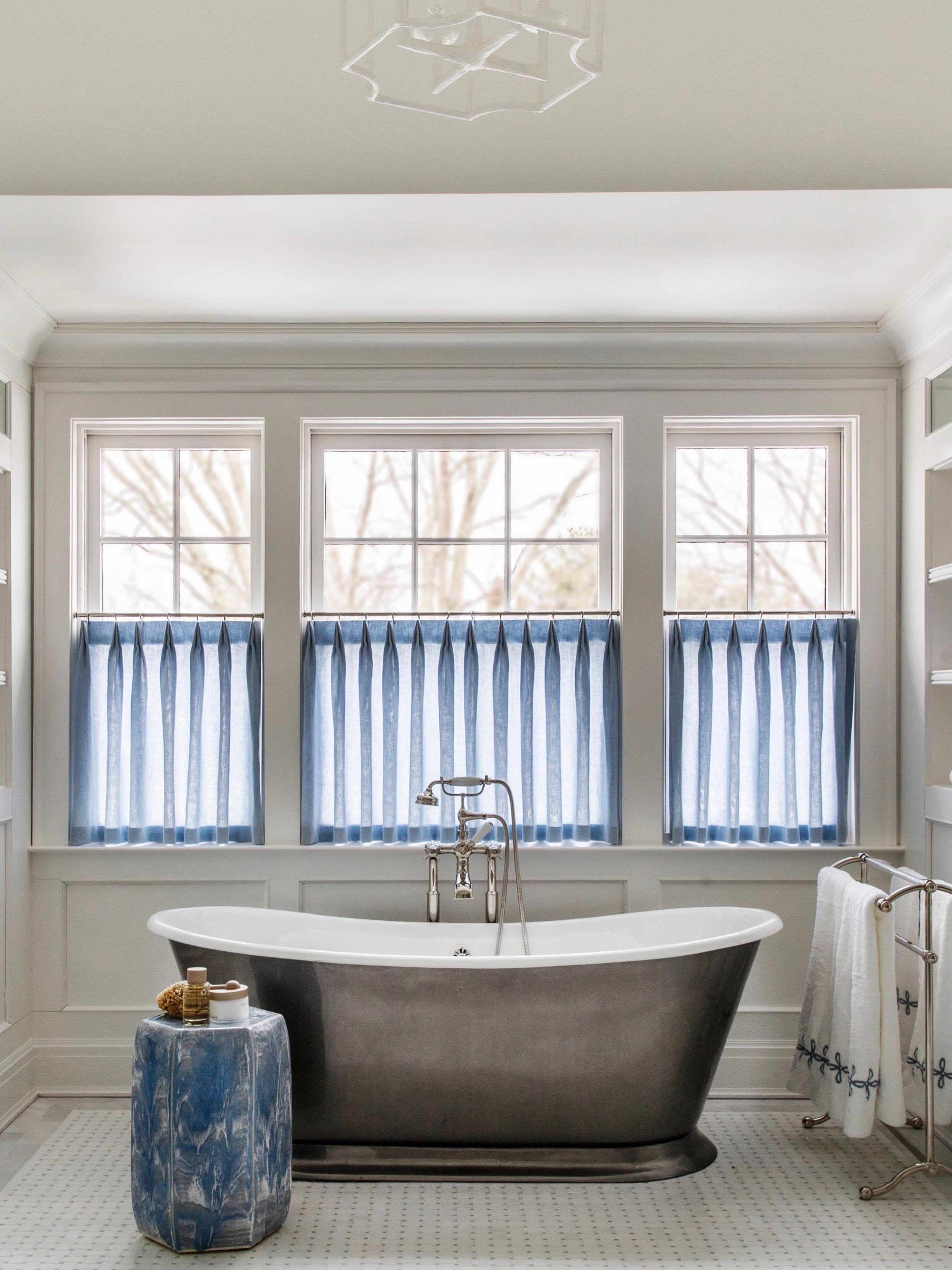 When designing a private retreat, the goal is always to balance visual interest with total tranquility. In this space, crisp, clean white millwork meets deep, thoughtful blues to create the ultimate sanctuary. 

@artwilliecole @paulschneiderceramics 