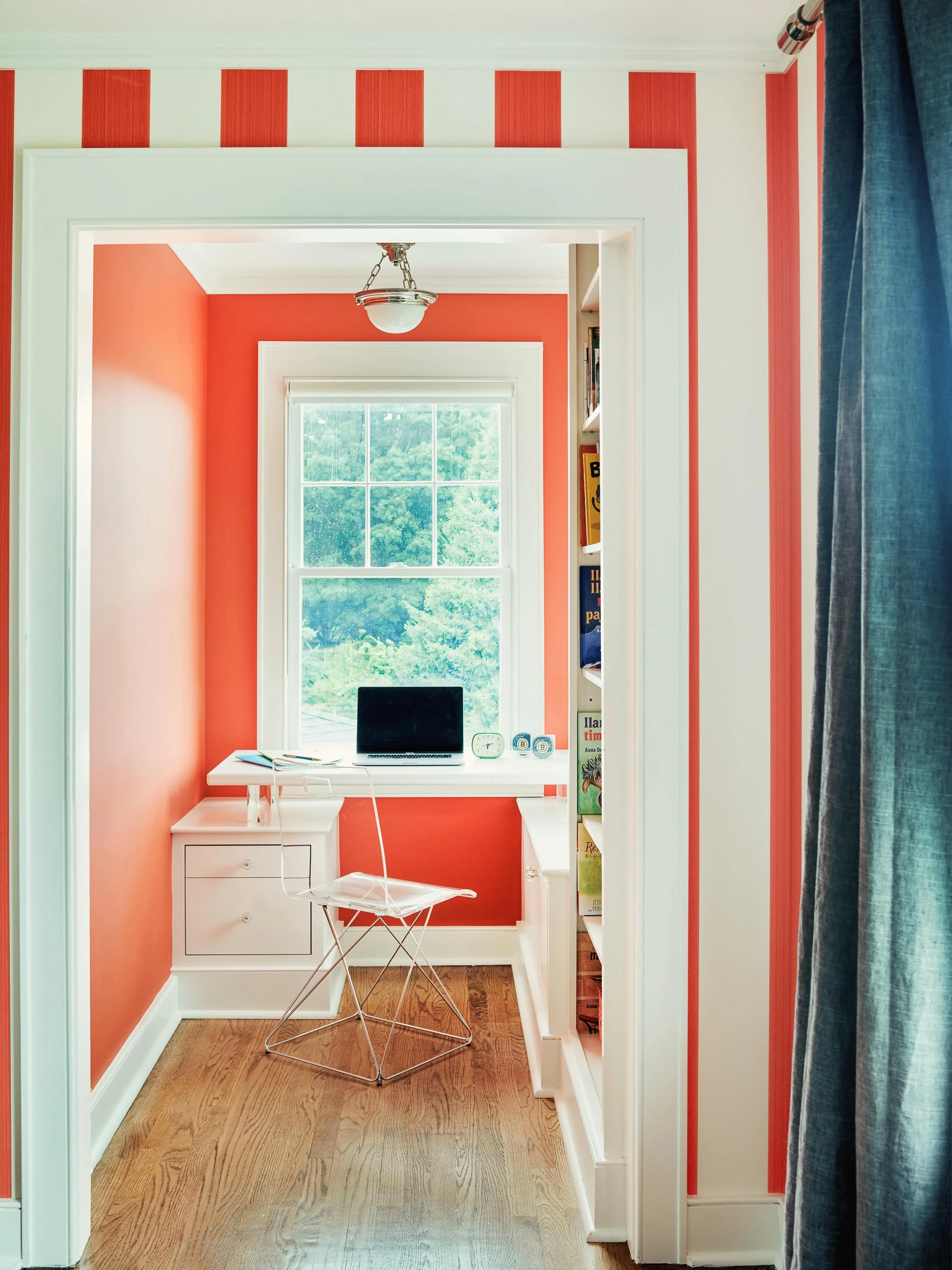This small nook proves that you do not need an entire spare room to build an inspiring, functional workspace. By utilizing smart, built-in architecture, we turned an underutilized alcove into a high-productivity home office. 

@janebeilesphoto @farro