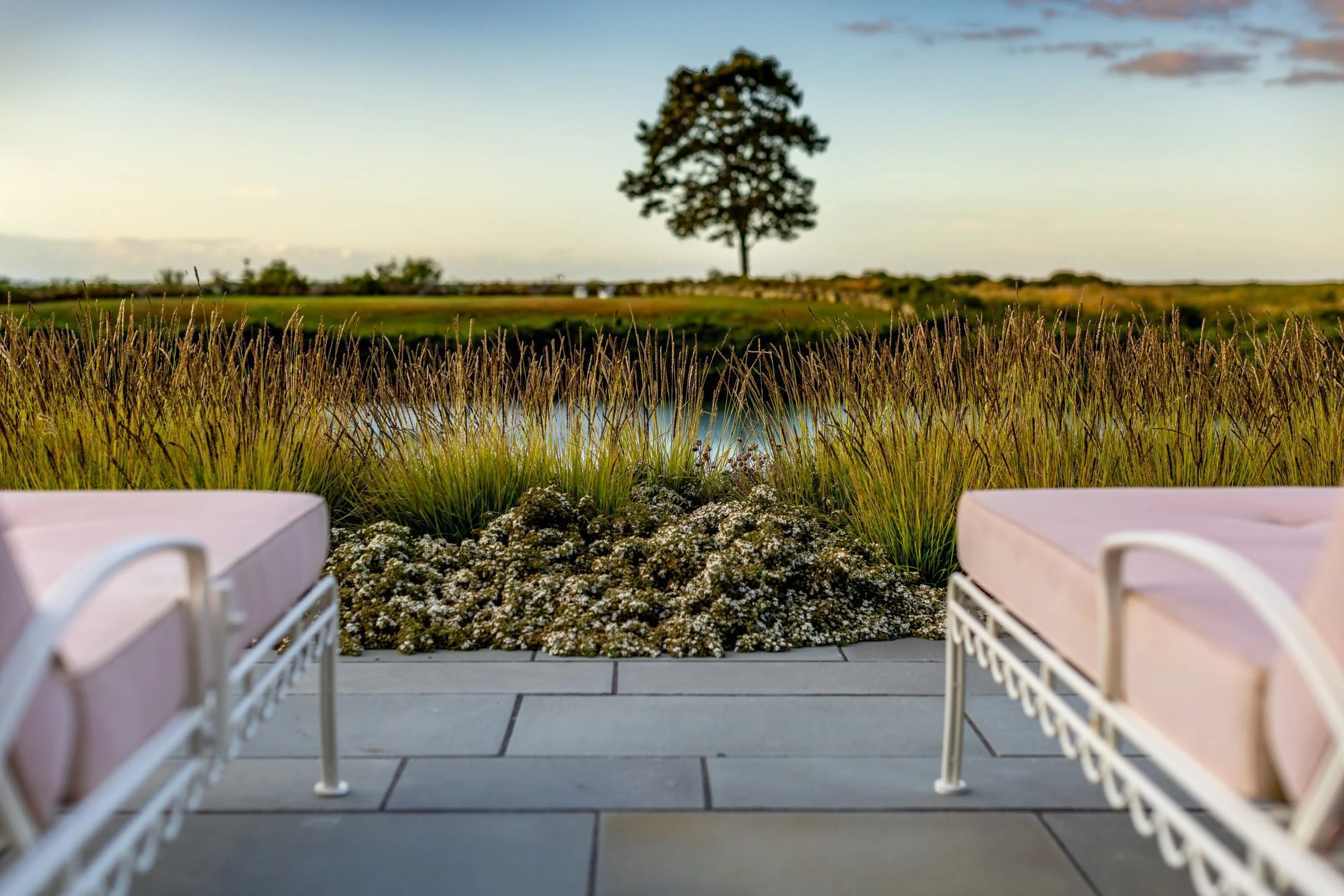 Soaking up the end of the season 🤍 The silver-gray weathering of classic cedar shingles creates the ultimate canvas for a relaxed coastal exterior, evoking that effortless New England ease. 

@amyvischio @businessofpleasure @triplettdesignstudio @sa