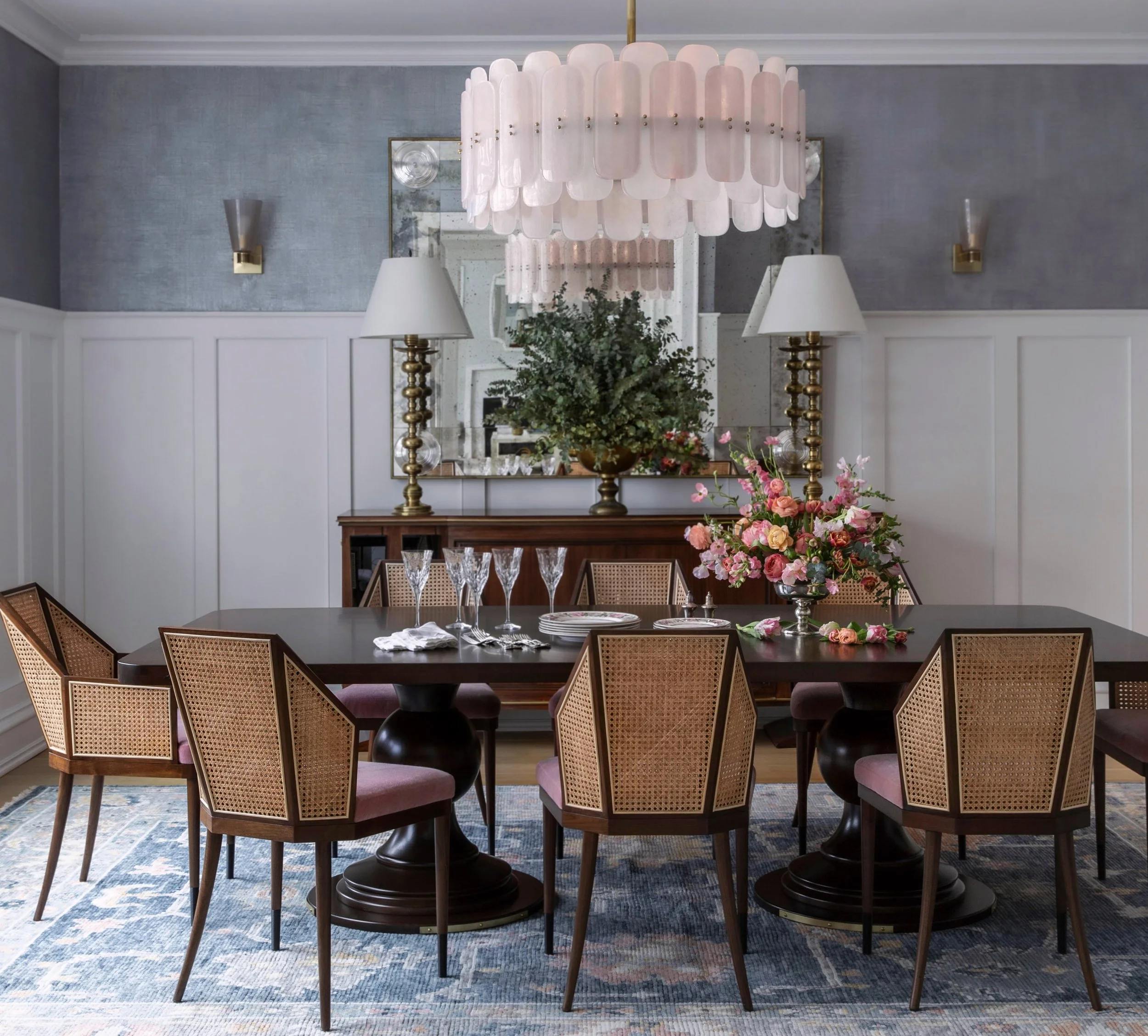 Where texture meets timeless.  Balanced rich walnut tones and woven cane with a show-stopping chandelier made for gathering. 💗

@artwilliecole @dunesandduchess @bakerfurniture @rtfacts @mrbrownhome @glustinluminaires @lantiquaireusa