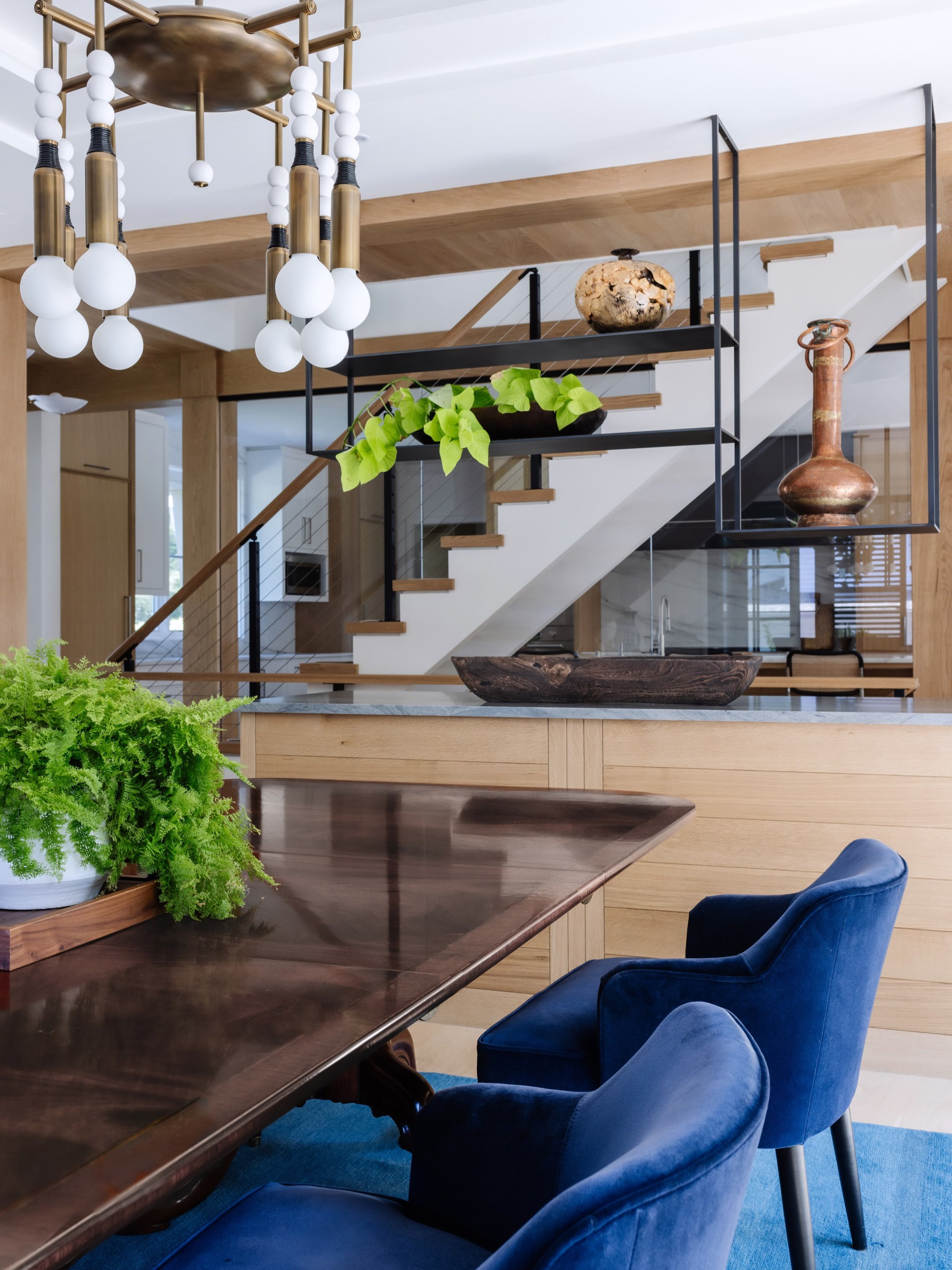 A place to gather 💙 The application of white oak interior architecture and bold jewel tones give warmth to this beautiful Dining Room. 

@amyvischio @michaelgreenbergassociates @marybethwoodsarchitect @apparatusstudio @pollacktextiles