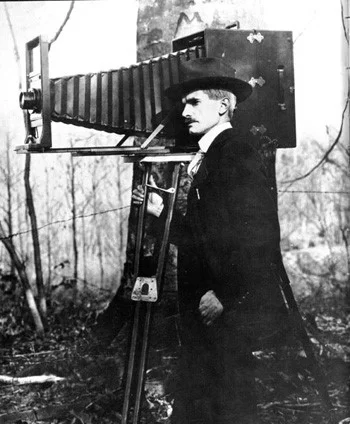 Via memory.loc.gov - A panoramic photographer with his very handy Cirkut camera. Around 1910.