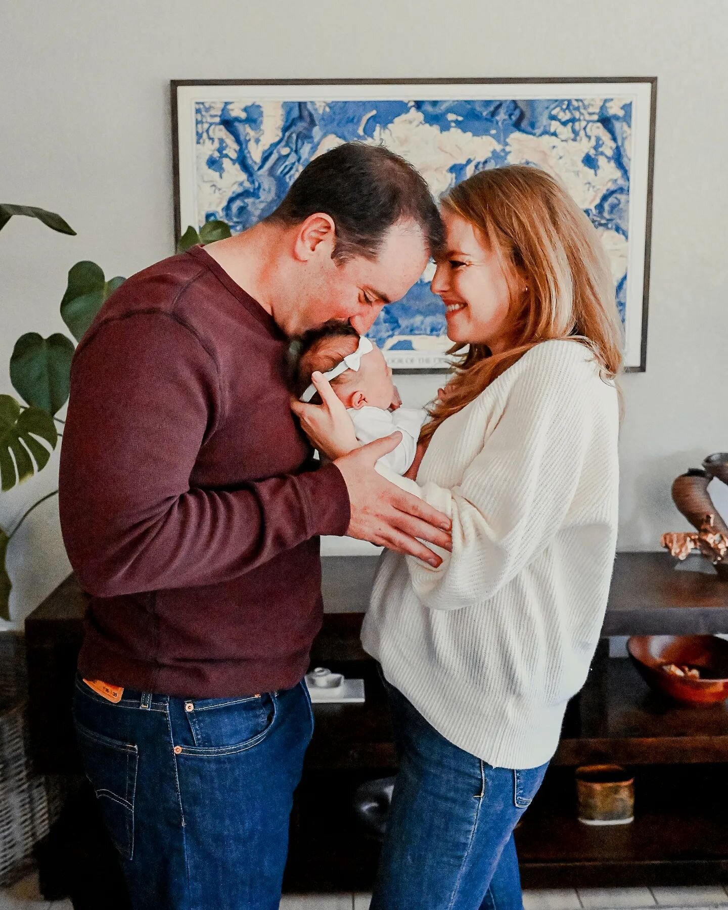 This love 🤍 
⠀⠀⠀⠀⠀⠀⠀⠀⠀
⠀⠀⠀⠀⠀⠀⠀⠀⠀
⠀⠀⠀⠀⠀⠀⠀⠀⠀
⠀⠀⠀⠀⠀⠀⠀⠀⠀
#familyphotoshoot #coloradophotographer #newbornphotoshoot #babygirl #newbornphotos #familyportrait #coloradofamilyphotographer  #denverphotographer#denverminisessions #coloradomama #familyphotogr