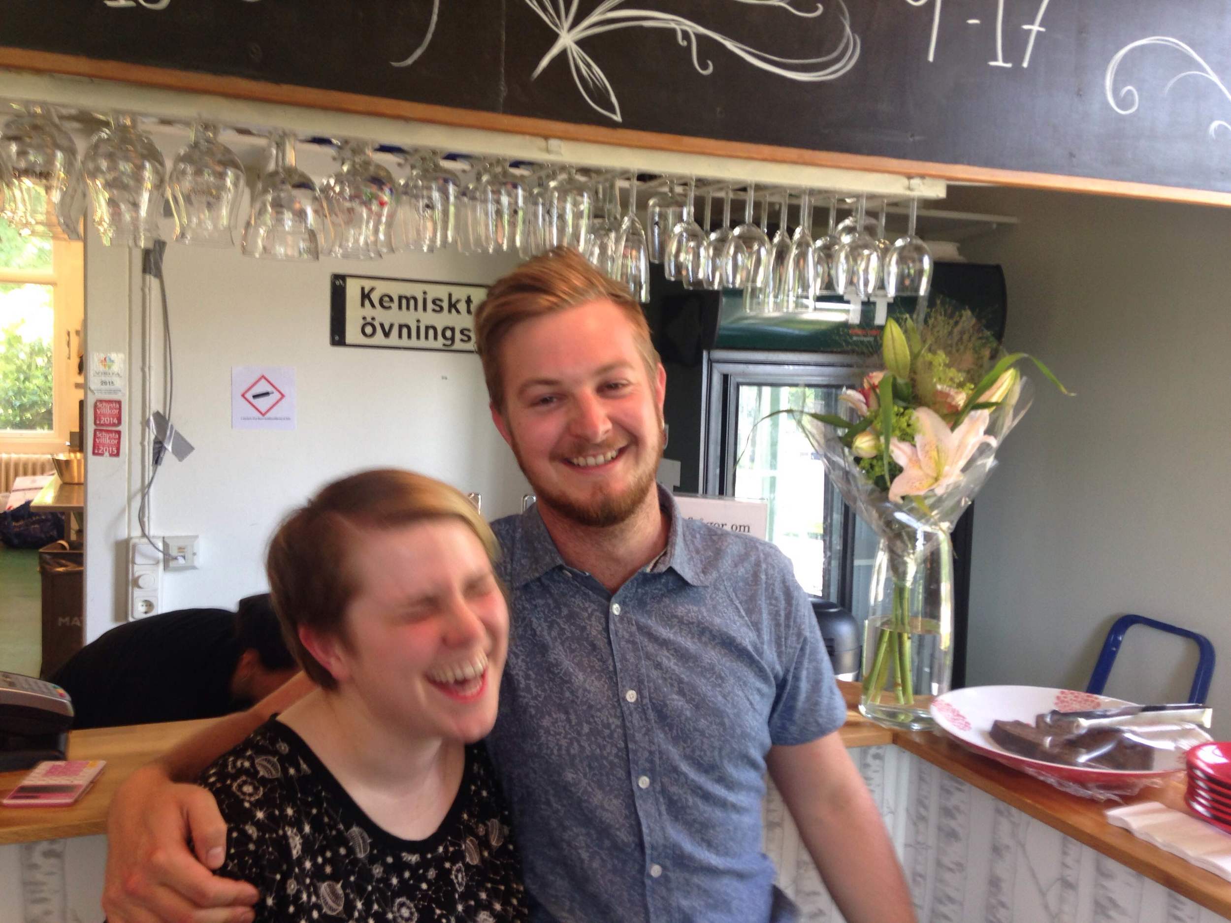 Lina Larsson, ordförande för Naturvetenskapliga Föreningen (vänster) och Magnus Pierrau, VD för Café Ruben (höger).