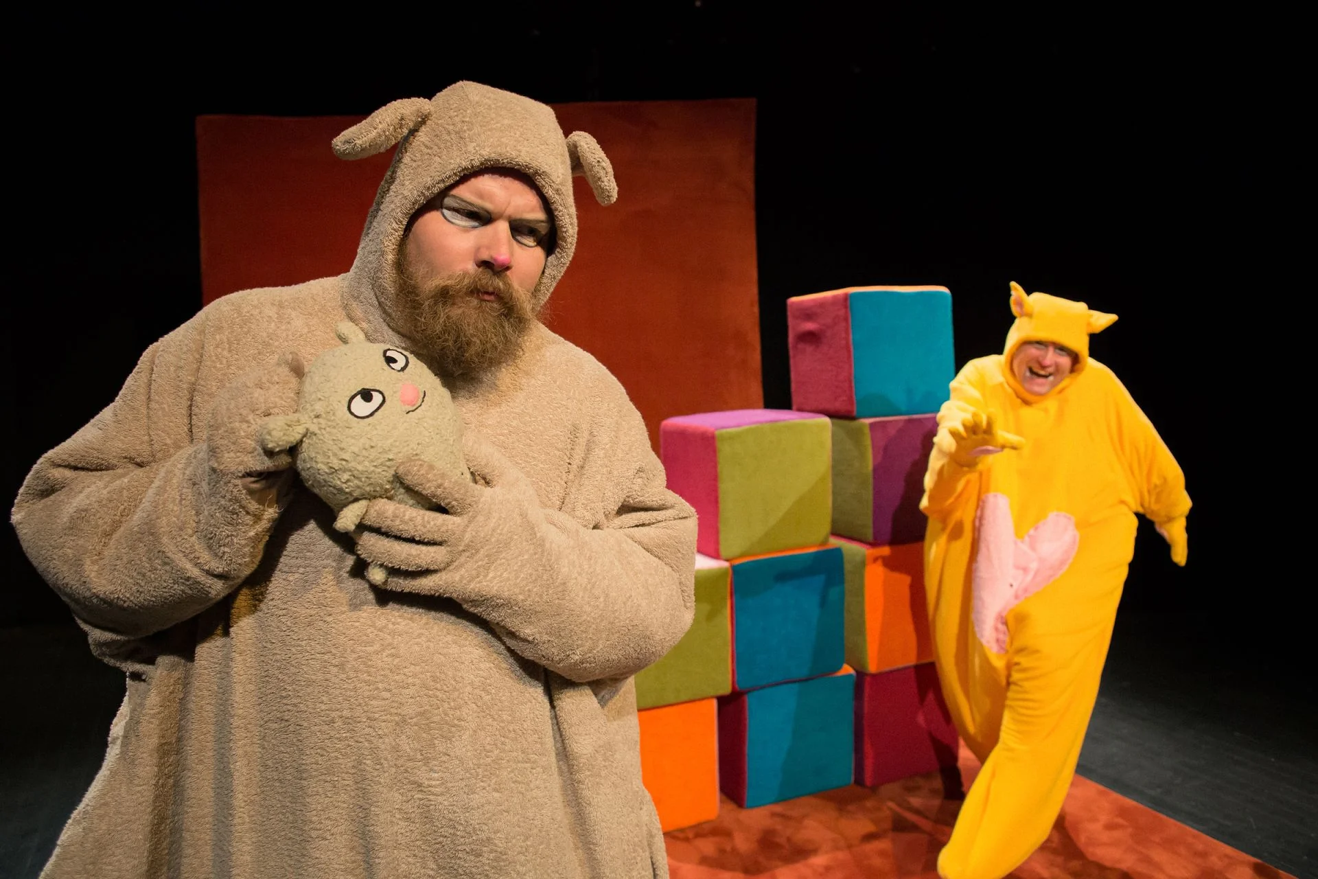 VEM?/ÅBO SVENSKA TEATER I Vem-serien tar författaren upp olika frågor, t ex vem är sjuk, vem är död, vem är ensam, vem sover inte och vem stör? Read more…