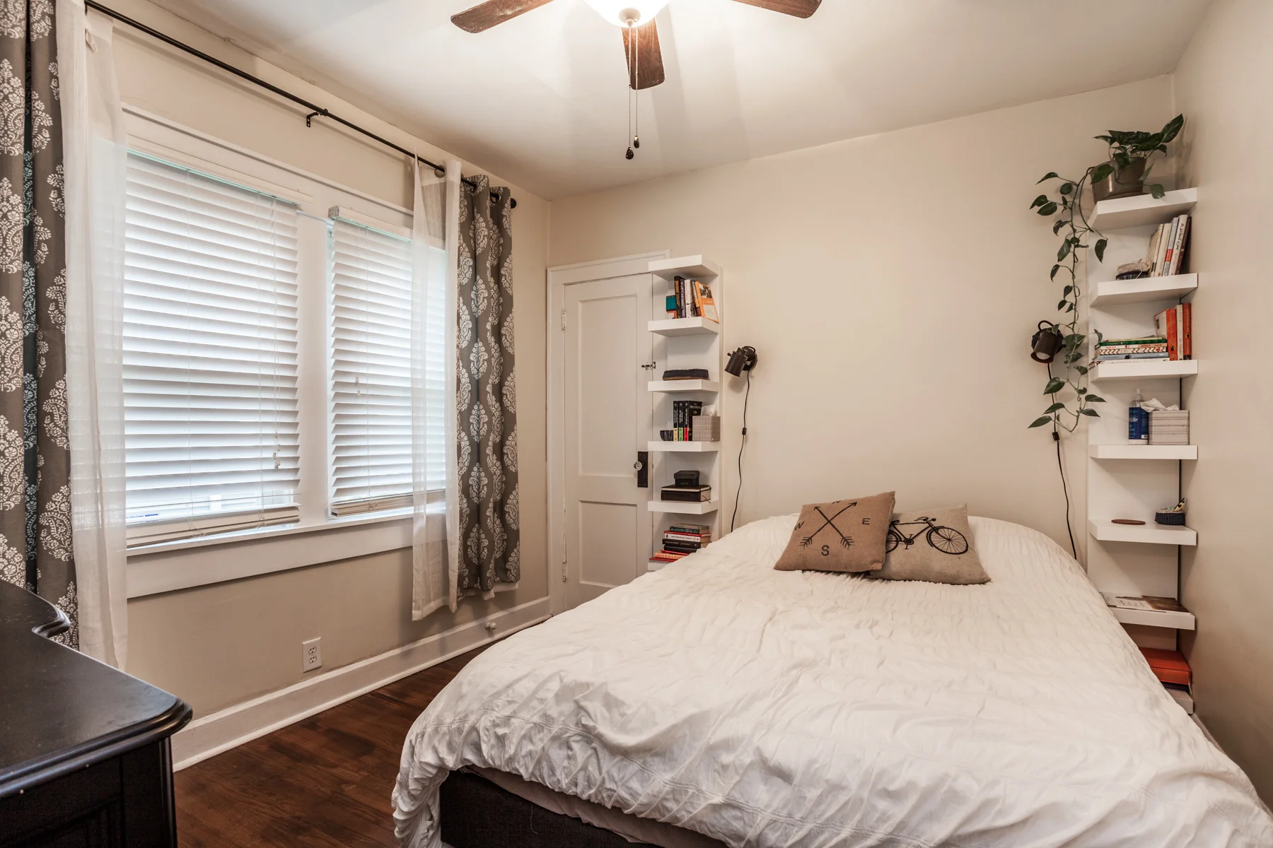 19-{4707 Winthrop}.jpg