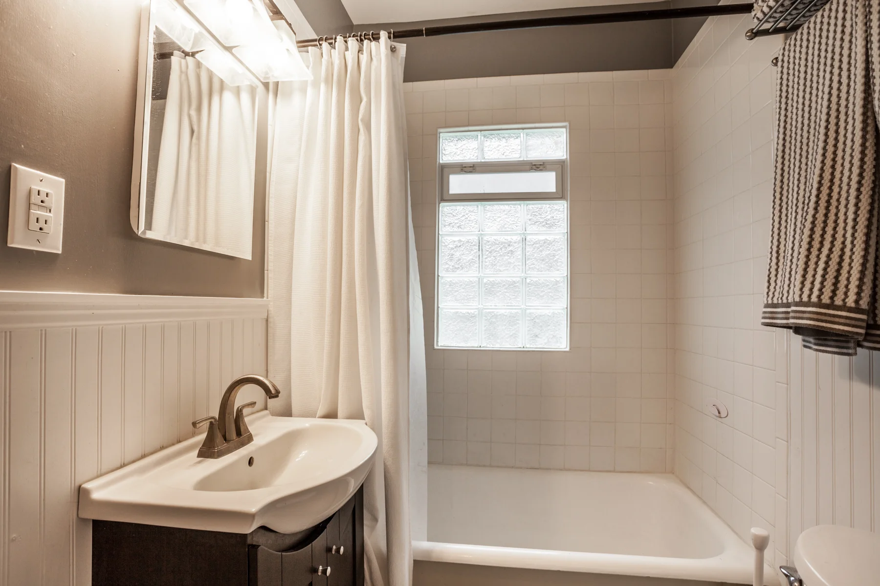 21-{4707 Winthrop}.jpg