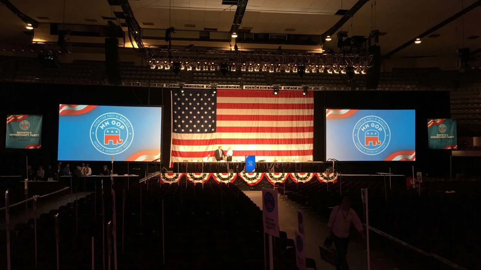 Large Production Screens & Projectors