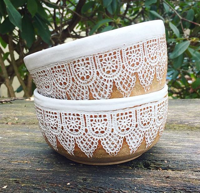 We are all 😍😍😍 over @themakersplacestudio&rsquo;s pottery. They specialize in functional, beautiful lace-pressed pieces like mugs, planters, ring holders and tons more. Swipe left to see their limited addition 🍂fall-themed🍂 mugs (rumor has it th