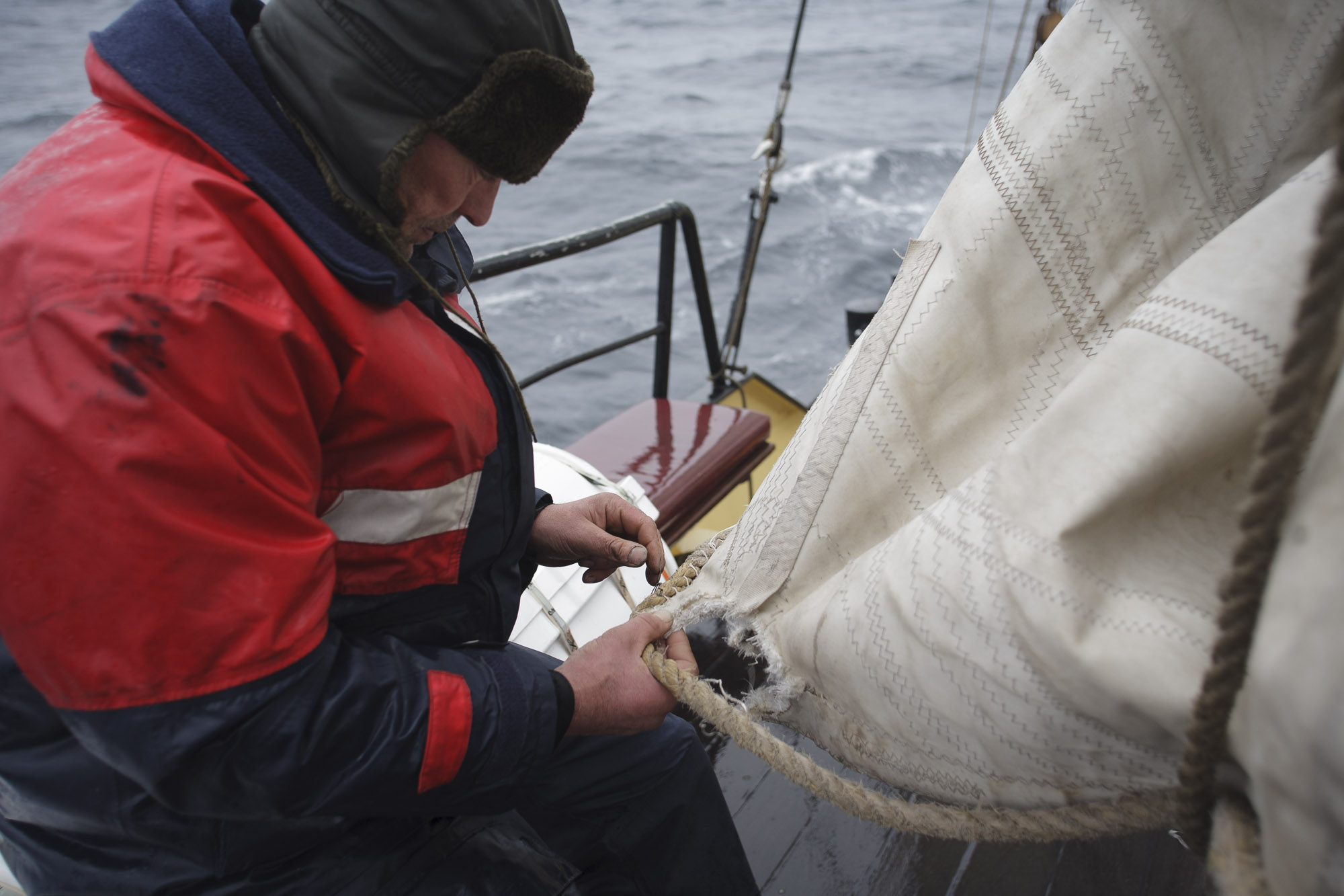 Mending the sails of Noorderlicht with cold hands