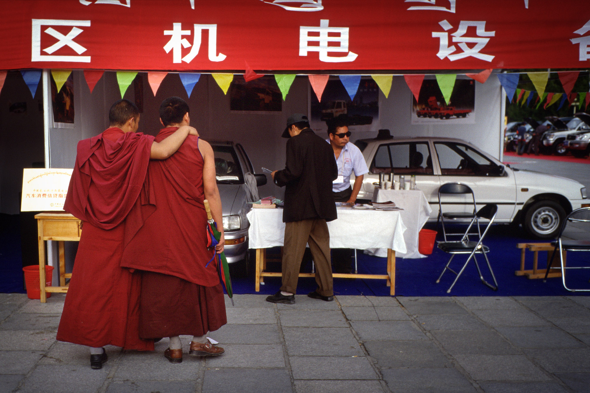 Monks watch car sale, Potala Square