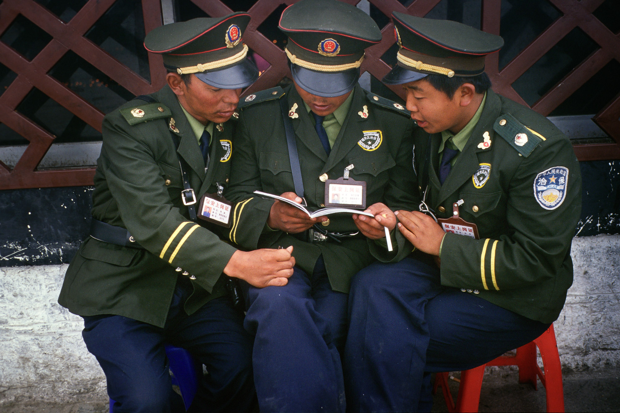 PLA uniformed police, Jokhang Temple