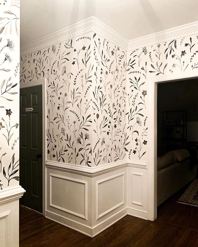 More hand-painted walls for your Monday feed. 🖤 This might have been my largest surface area yet! But it was so fun stepping back when I was finished and being in a black botanical field. 🌿 Check out our stories to get a better glimpse into how man