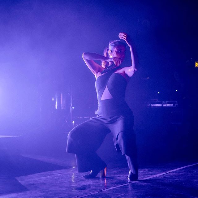 We were able to catch @hernameisbanks on the Chicago stop of the III tour 🖤
Which city are you seeing her in? Let us know in the comments! 
Show gallery up now! Link in bio. 
Photos by @sambeggins 📸