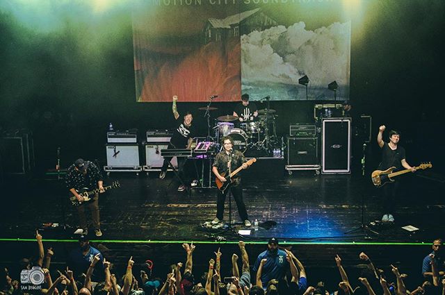 So long, farewell @motioncitysoundtrack! Anybody else catch them on their Farewell tour with @rozwellkid &amp; @agreatbigpileofleaves? 📸: @sambeggins 
#ConcertPhotography #MotionCitySoundtrack #HOBOrlando