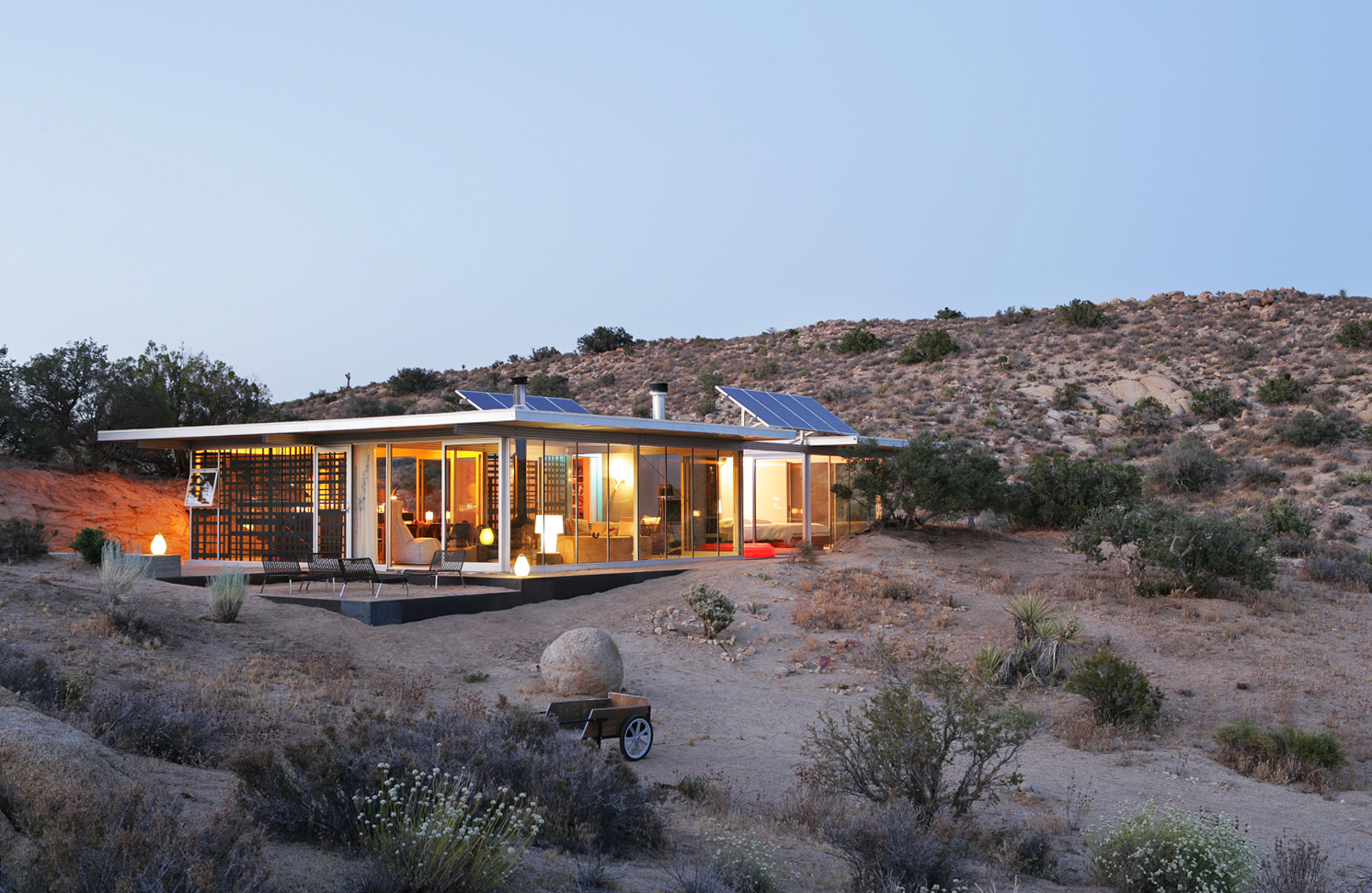 OFF-GRID itHOUSE - Pioneertown, CA, USA