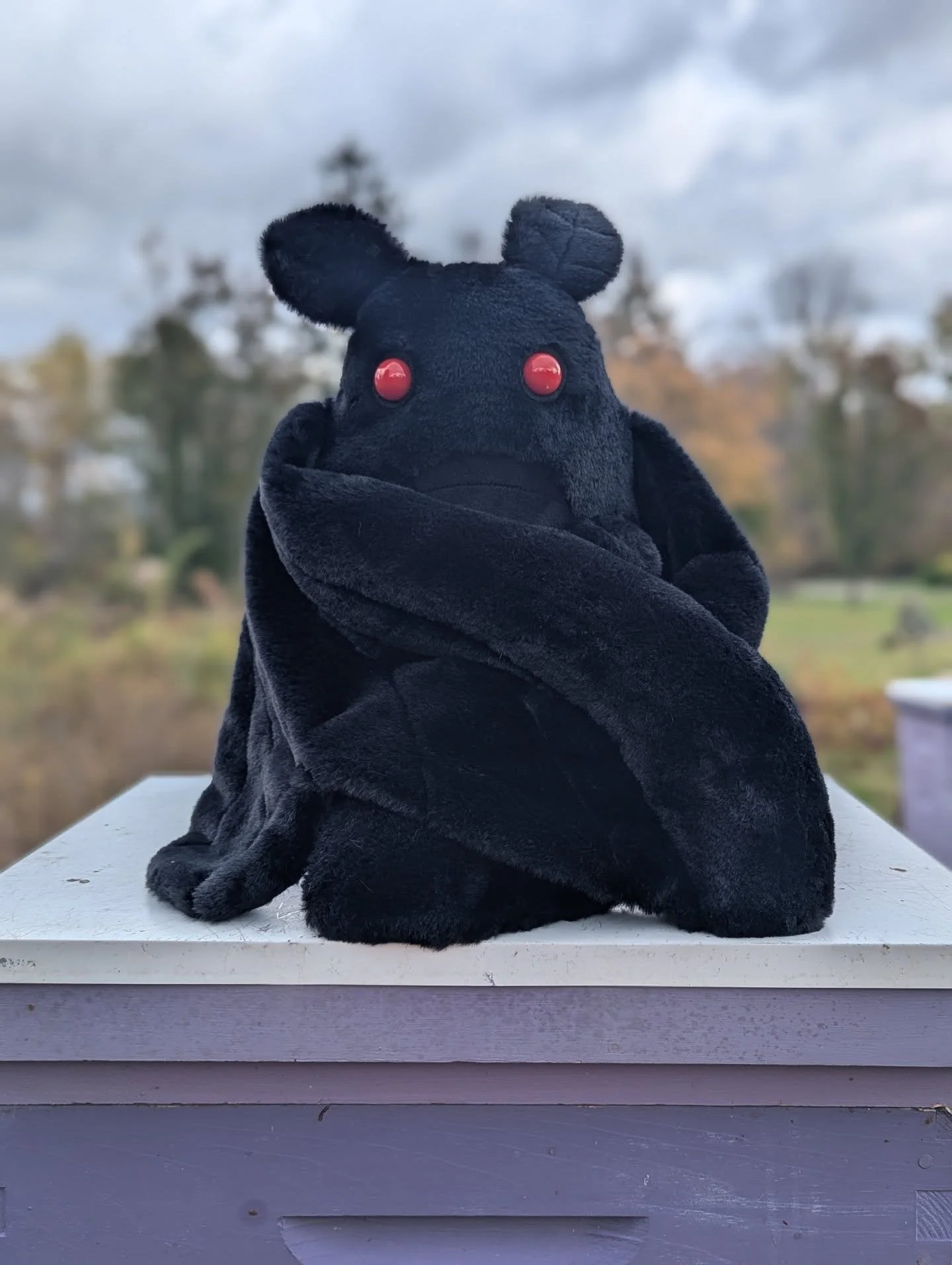 🎃🐝 Day 31: Something spooky, scary, creepy, or gross #31daysofbees 

Happy Halloween! We did it! What another great season of 31 Days of Bees. 

My favorite cryptid Mothman paid a visit to the apiary today. Loving created by @the.moth.mama. ❤️

Hav