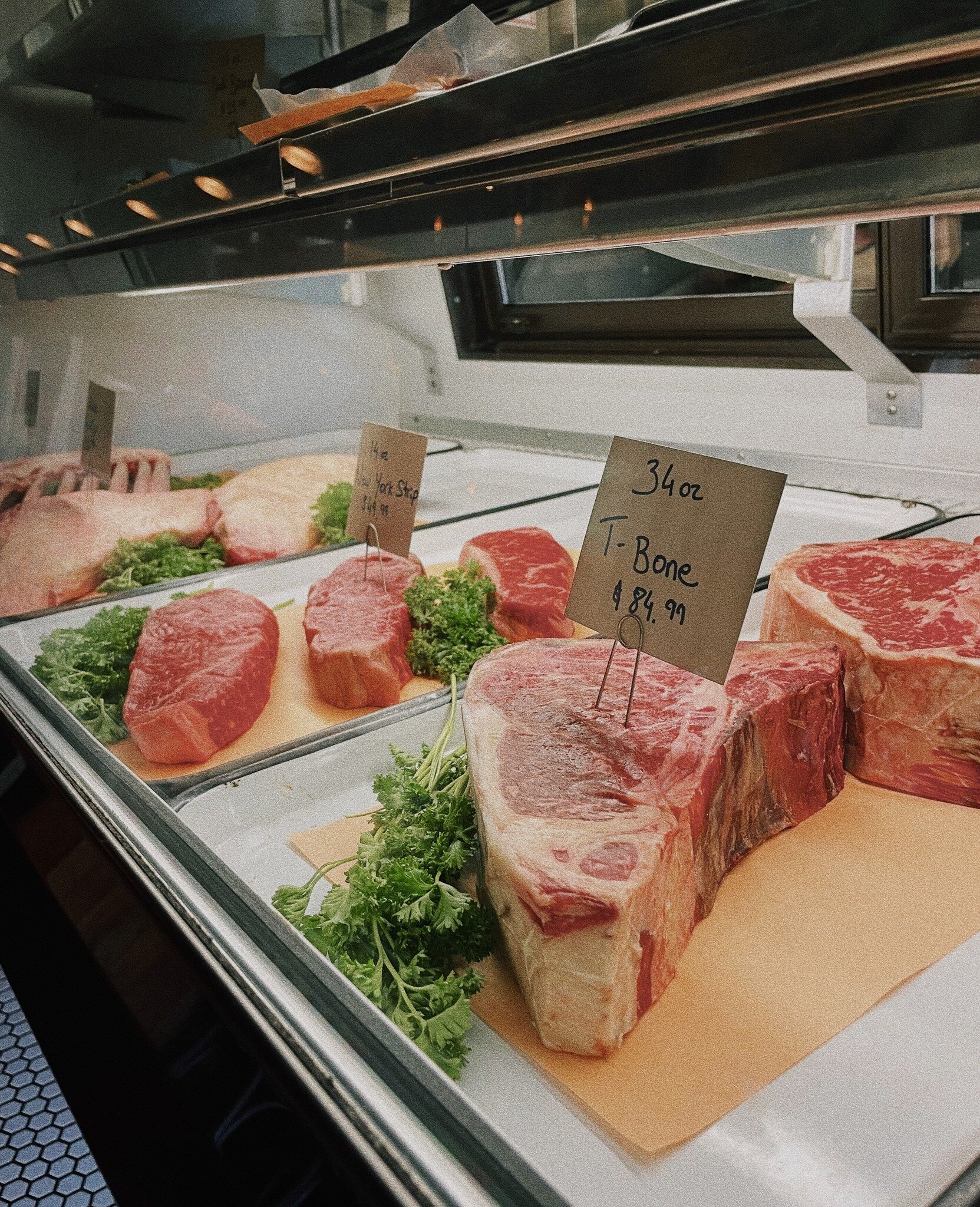 Just look at those meats! Our butcher case is available for shopping 24/7 during service, and you can now place orders for pick up via Toast. We've got everything from Chicken Liver Mousse to T-Bones🥩! Be the star of your next dinner party ⭐️
#boeuf