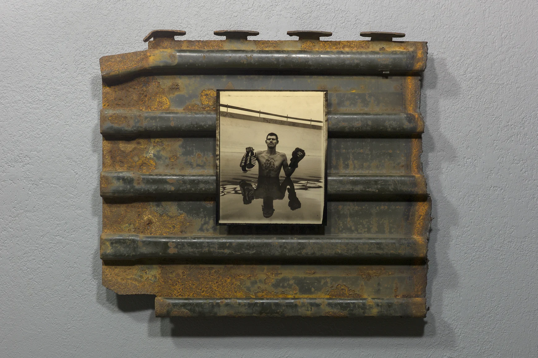 Estamos Buscando A (border wall fragment with Retablo)