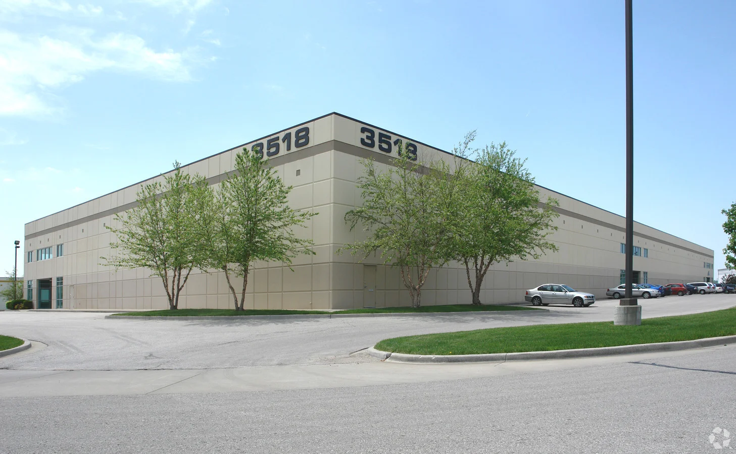 Metropolitan Warehouse & Delivery trucks into KC market  