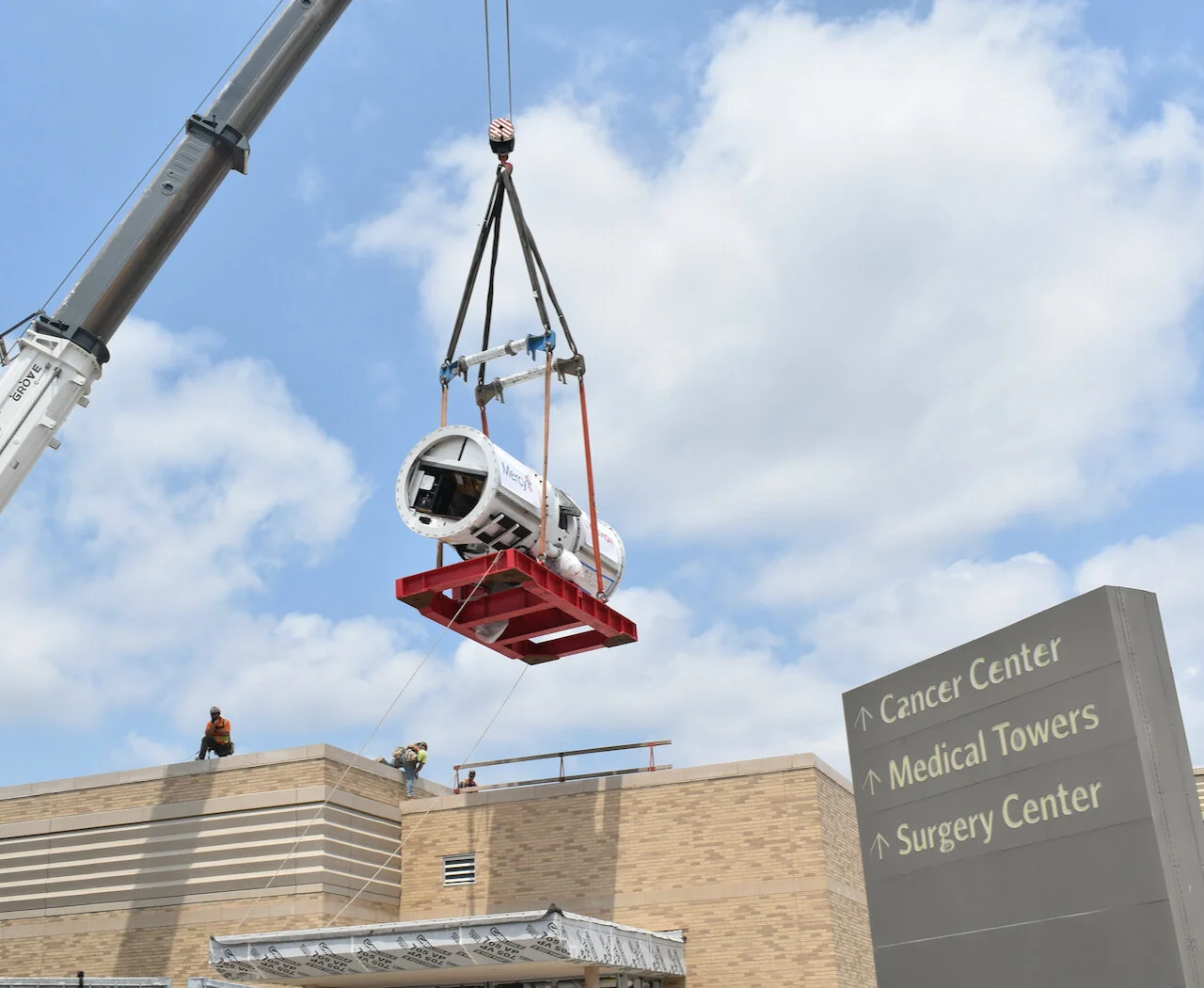 Mercy Proton Therapy Center receives 30,000 pound centerpiece