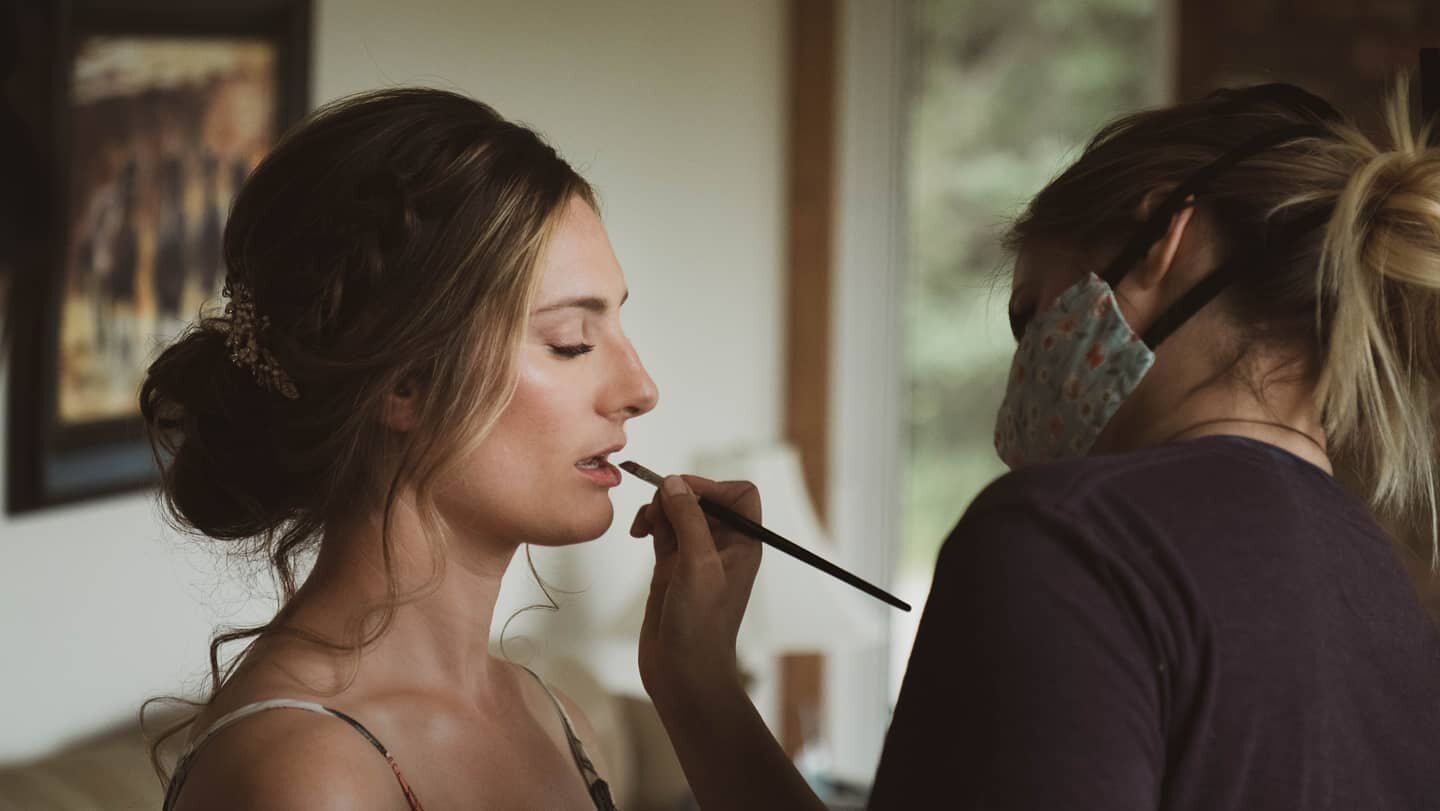 Weddings are back on, which makes me happy! Here is a no-makeup makeup look on one of my beautiful brides from last summer ❤ This is a great look for people that don't normally wear a lot of makeup, so that you just feel like you on your best day!
▪︎