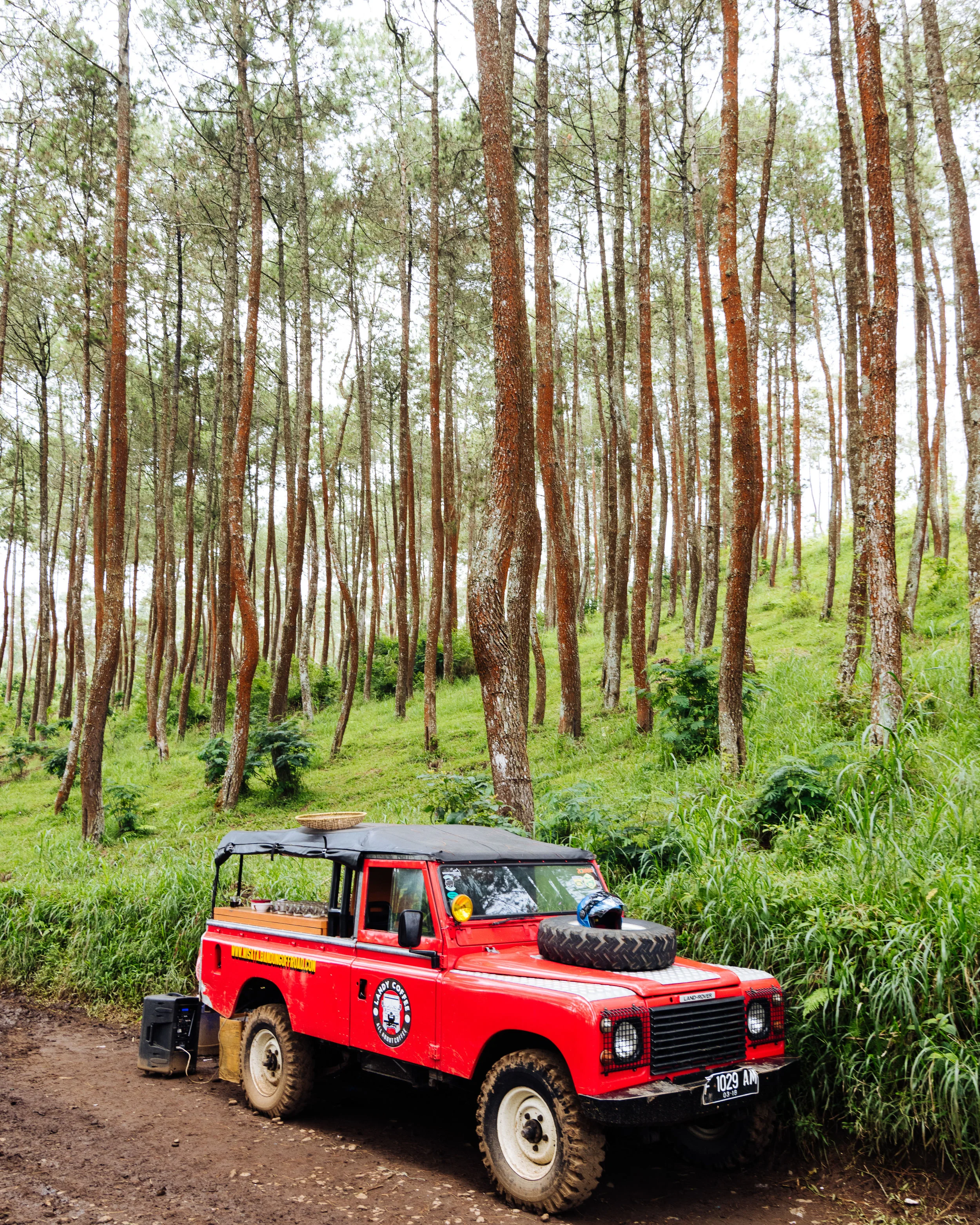  After lunch, we were ready for a crazy and so funny Off Road in Bandung, it was really amazing! I invite you to watch the video on YouTube made by my friend    Nilson Junior &nbsp;  :&nbsp; http://www.umbilheteporfavor.com/2016/10/14/trilha-off-road