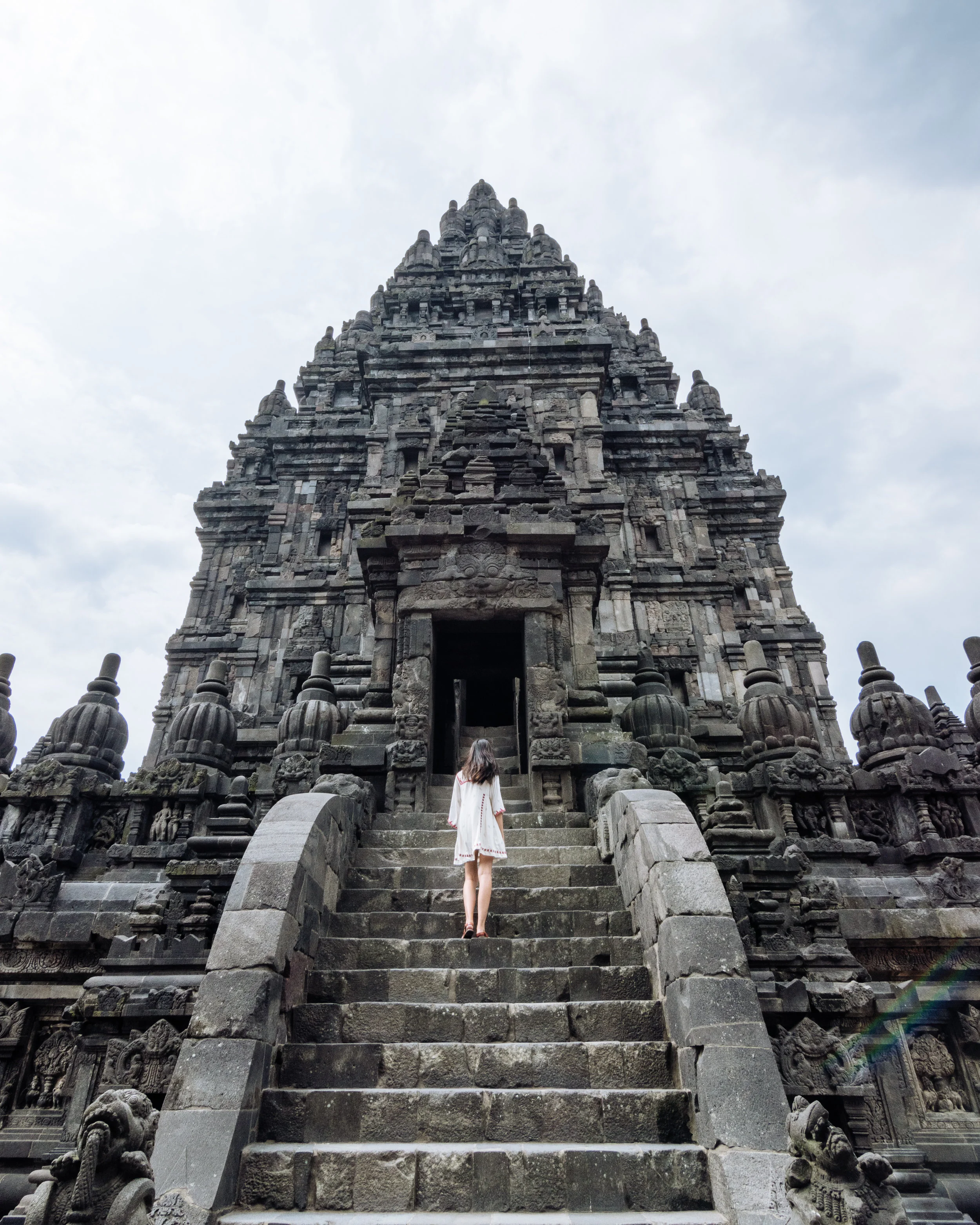  Exploring the Temple with the beautiful    Sher Tsai    