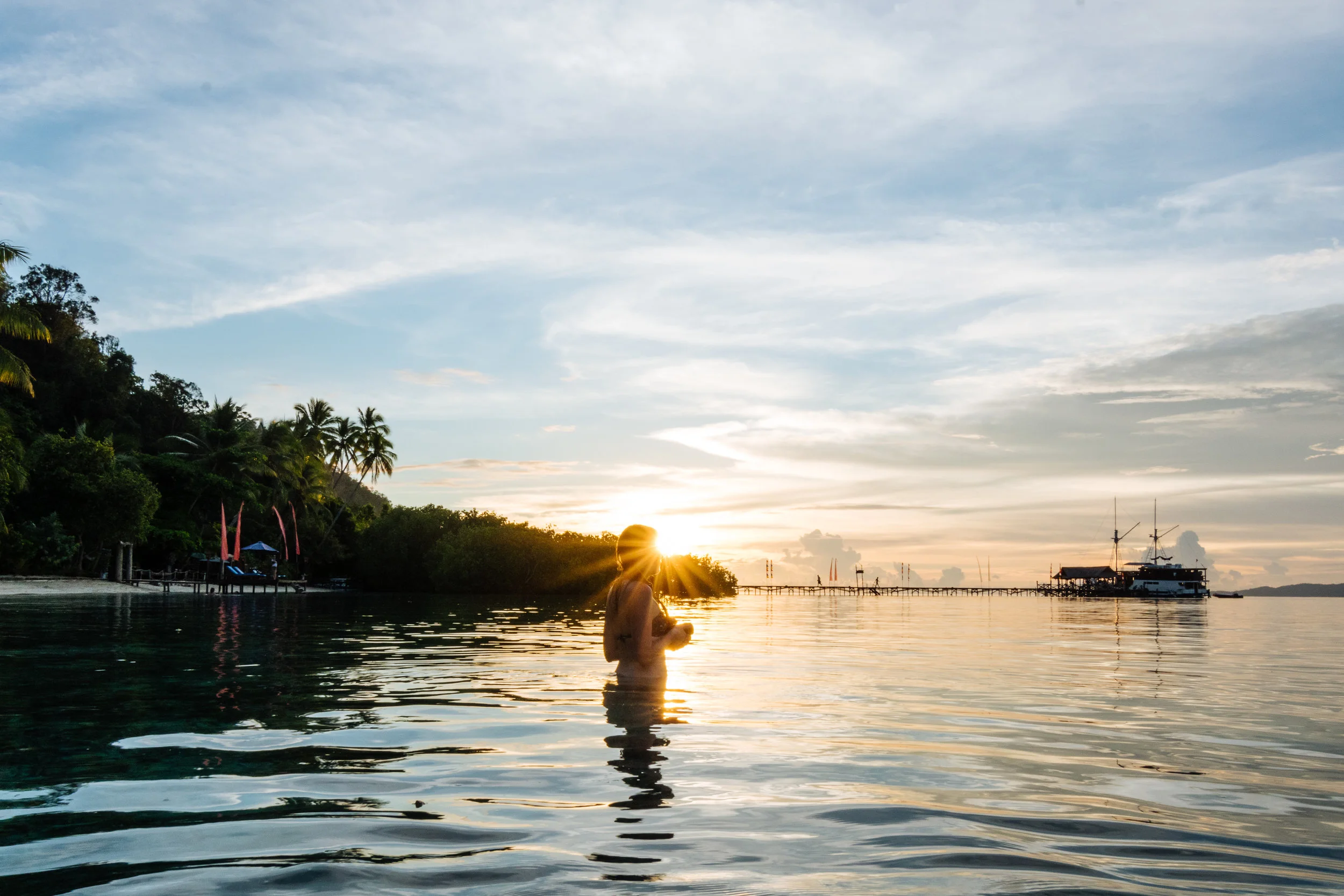  Back to the Dive Lodge for an amazing sunset with the stunning    Tayana Simons    