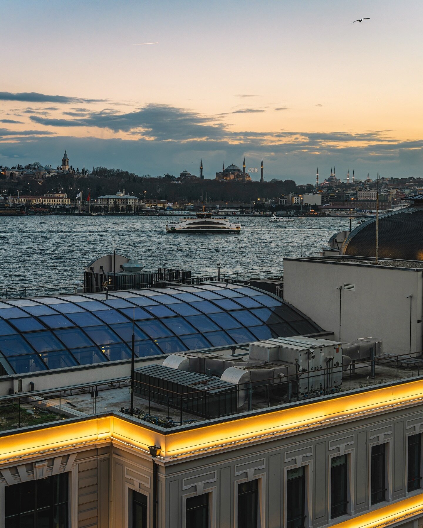 Hello les amis 😊⁣⁣
⁣⁣
[🇺🇸] Ah, Istanbul, I&rsquo;ve had the pleasure of visiting for the 10th time in less than 3 years, and the enchantment remains! 😍⁣⁣
Sharing one of my cherished views from @Novotel_Bosphorus, featuring Galataport in the foreg